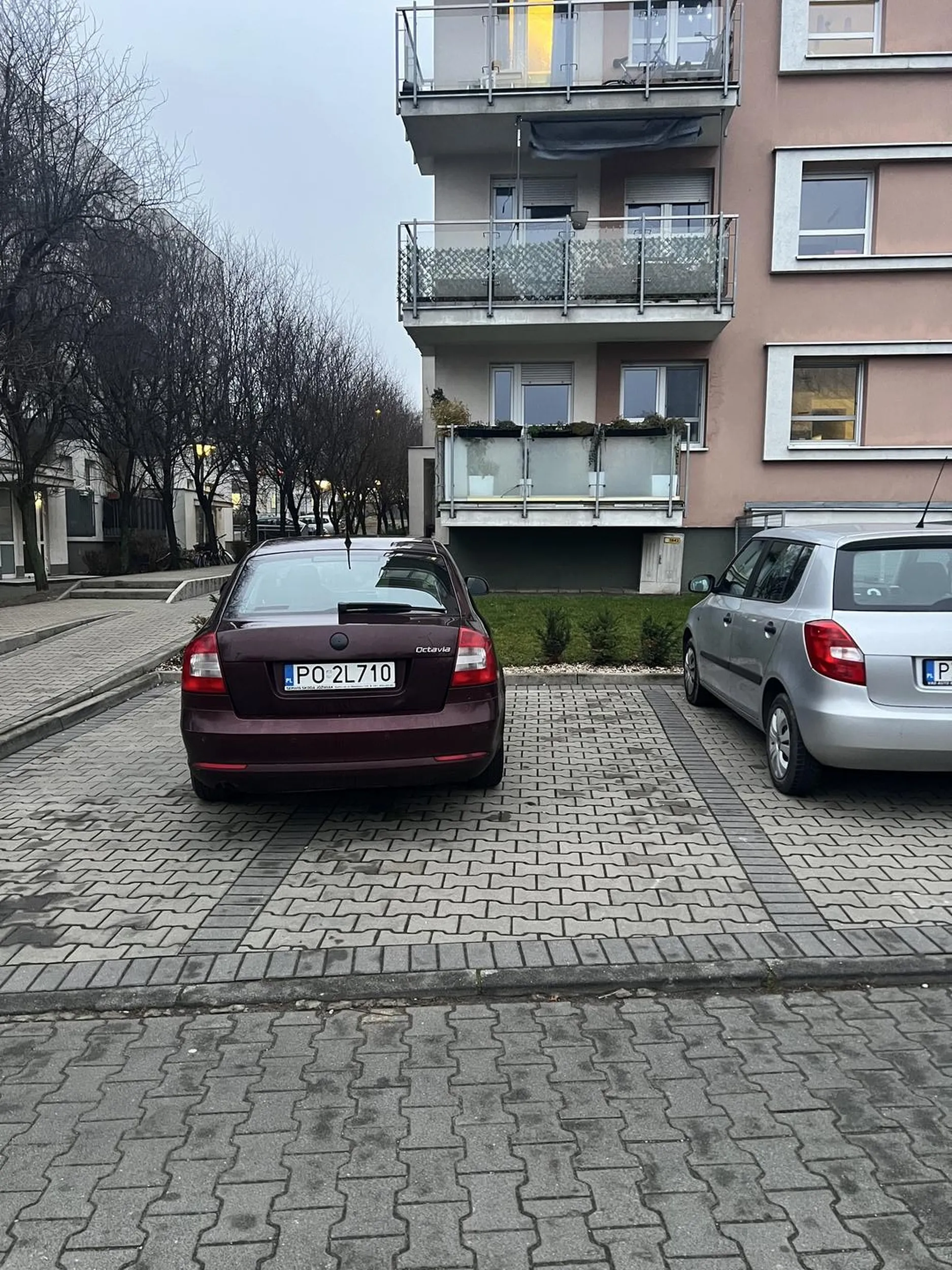 Żyj i daj żyć innym. Zwłaszcza w miejscu zamieszkania, gdzie miejsca parkingowe są ograniczone.