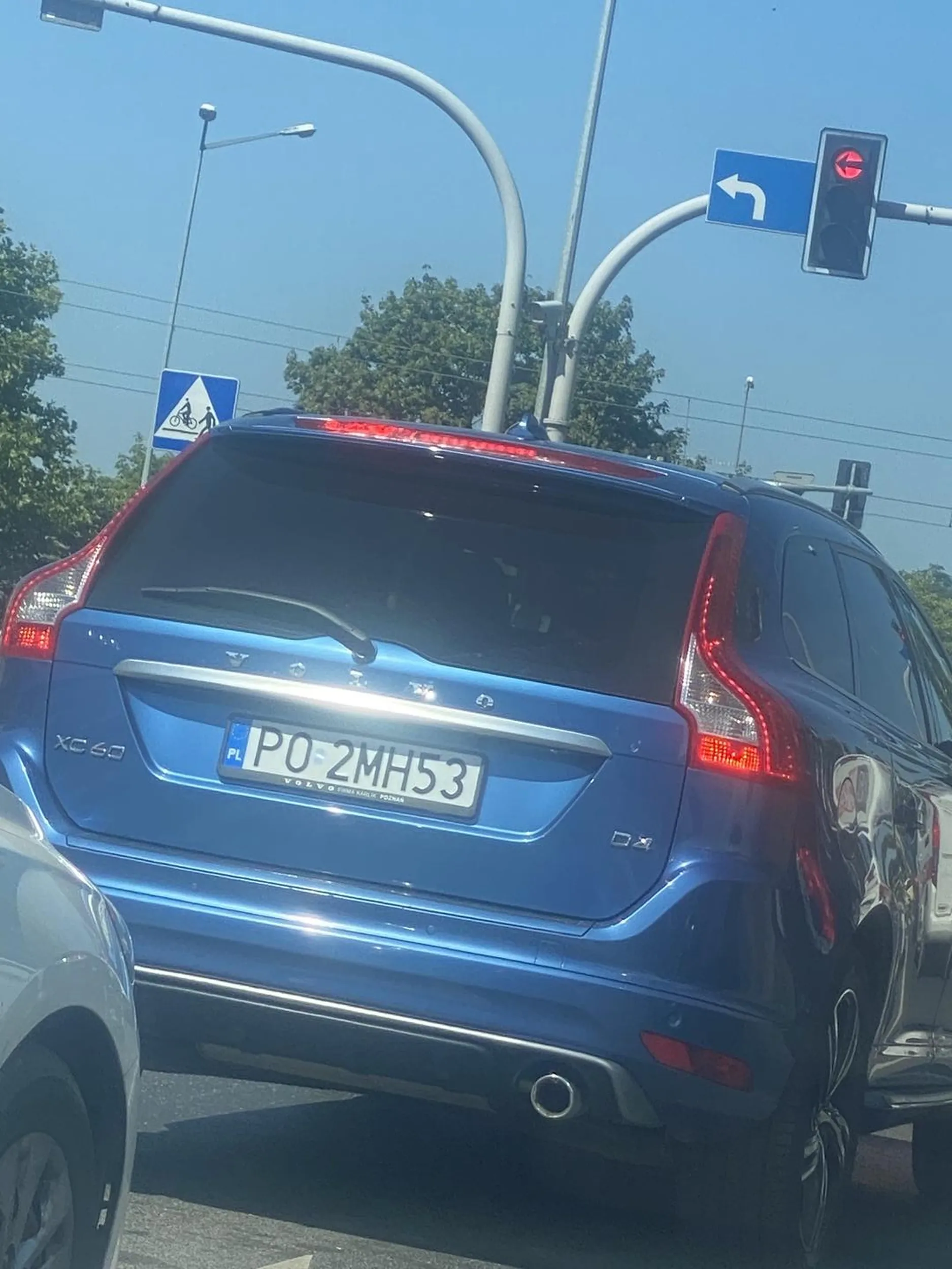 Wariat wymija w mieście slalomem, wyprzedza na skrzyżowaniach, trąbi na samochody przed nim i siedzi na zderzaku.