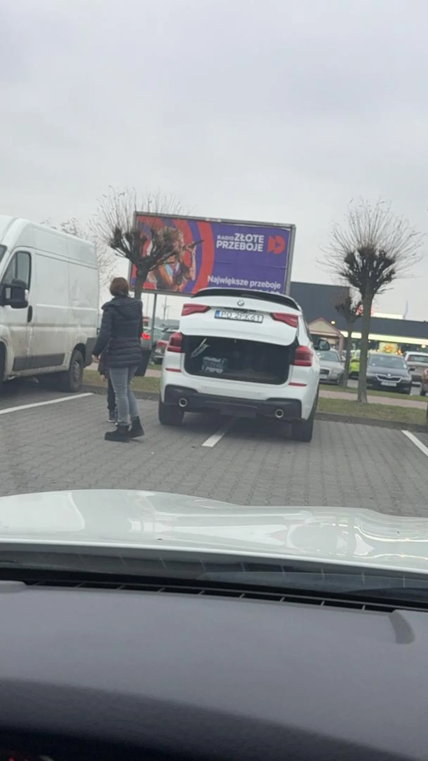 Perfekcyjne parkowanie na 2 miejsca, bo jak inaczej