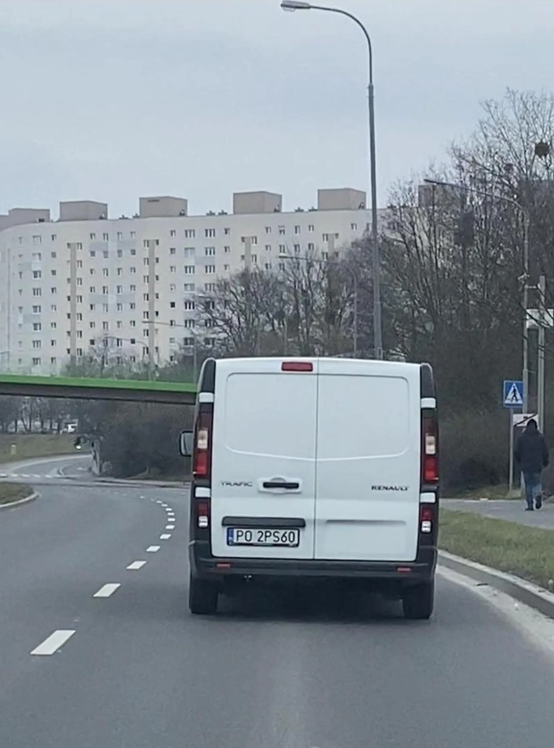 Kierowca wjechał w auto bokiem i pojechał dalej. Być może pijany