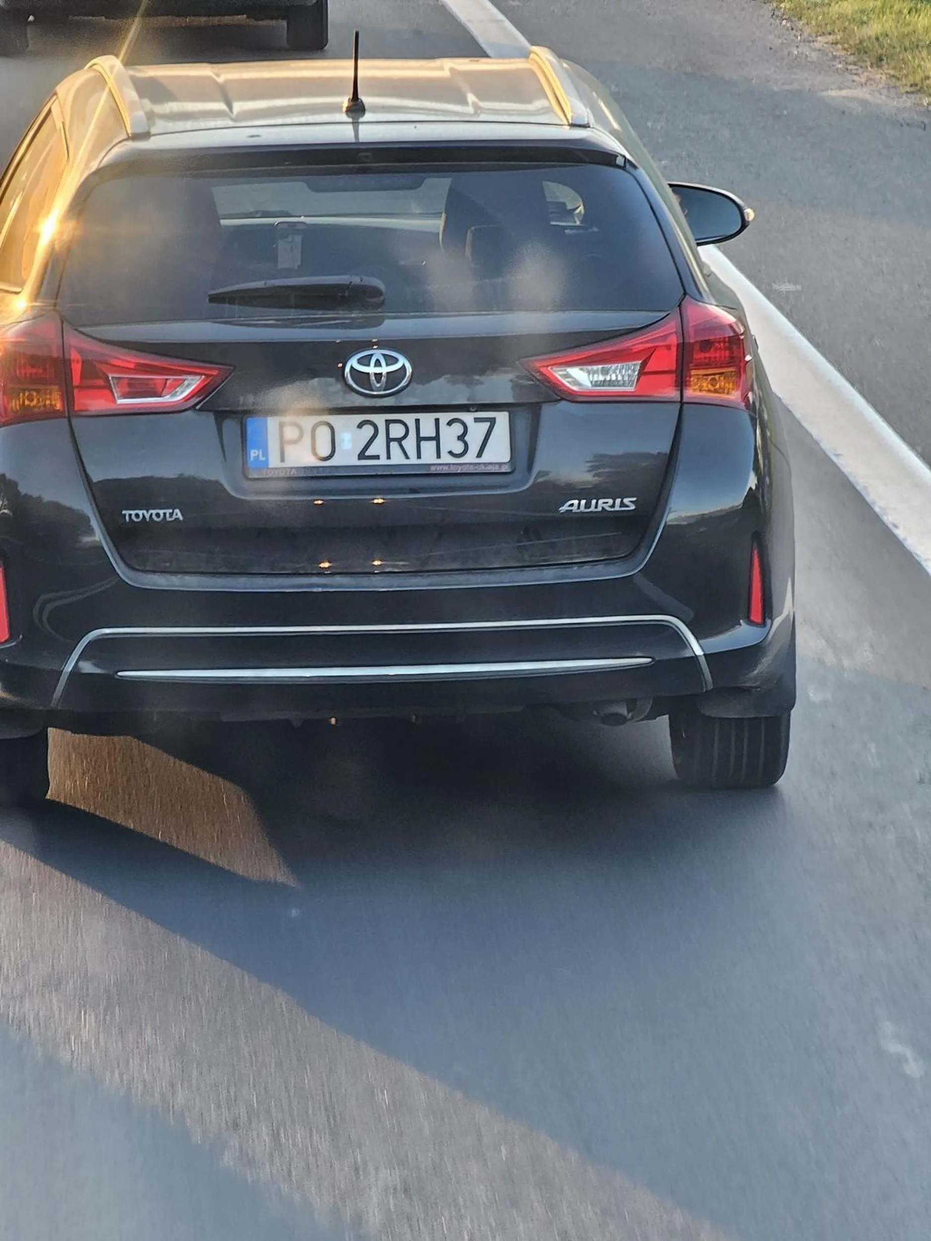 Tempa lambadziara pierw sie wpycha przed auto, a pozniej hamuje przed maską specjalnie, trzyma odleglosc 100 metrow od auta z przodu bo musi w telefonie siedzieć tworzac coraz dluzszy korek do ronda