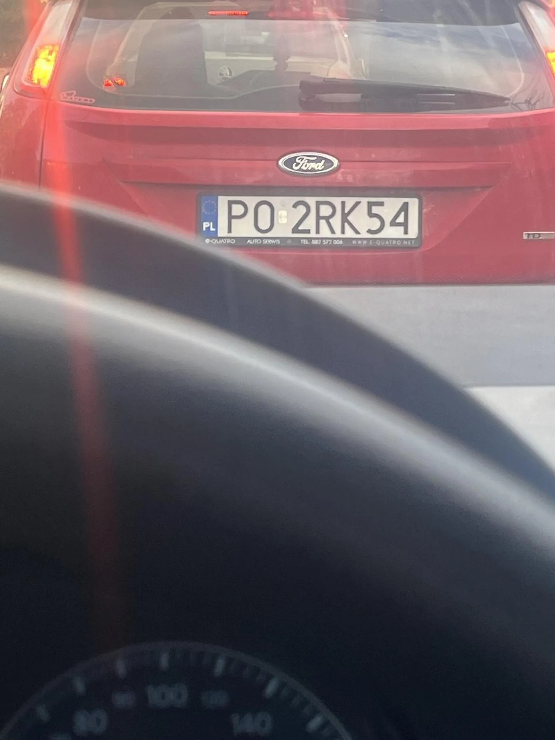 Typ zajeżdża swoimi gwałtownymi manewrami każdemu drogę, oczywiście nawet nie umie włączyć kierunkowskazu, specjalnie gazuje i przyspiesza na przejsciu dla pieszych aby ominac bokiem pieszego, po stylu jazdy nie wiem co bierze i jakim cudem ma prawo jazdy, nie polecam