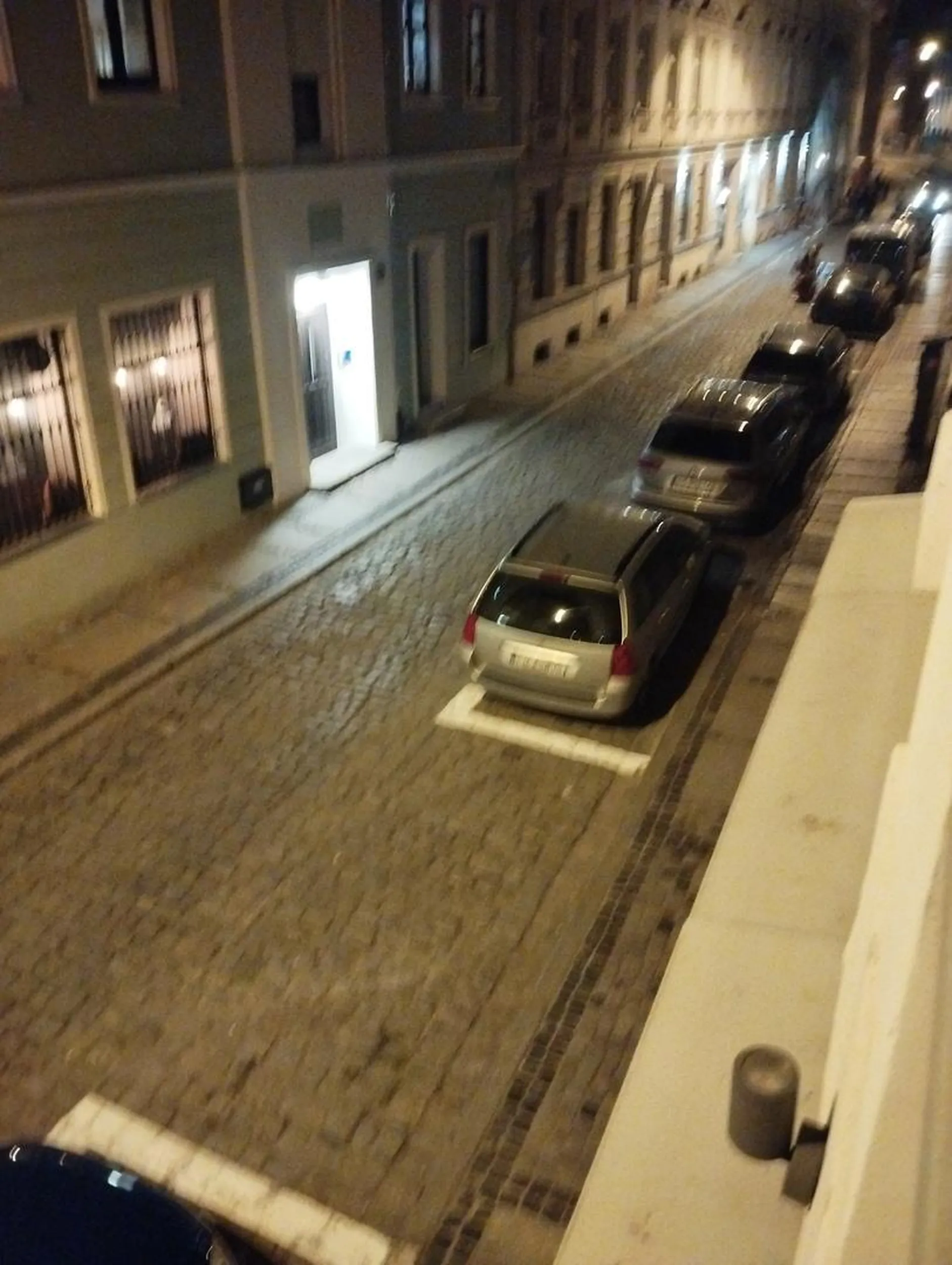 Nie potrafi parkować wjeżdża wprost w ludzi malujących pasy