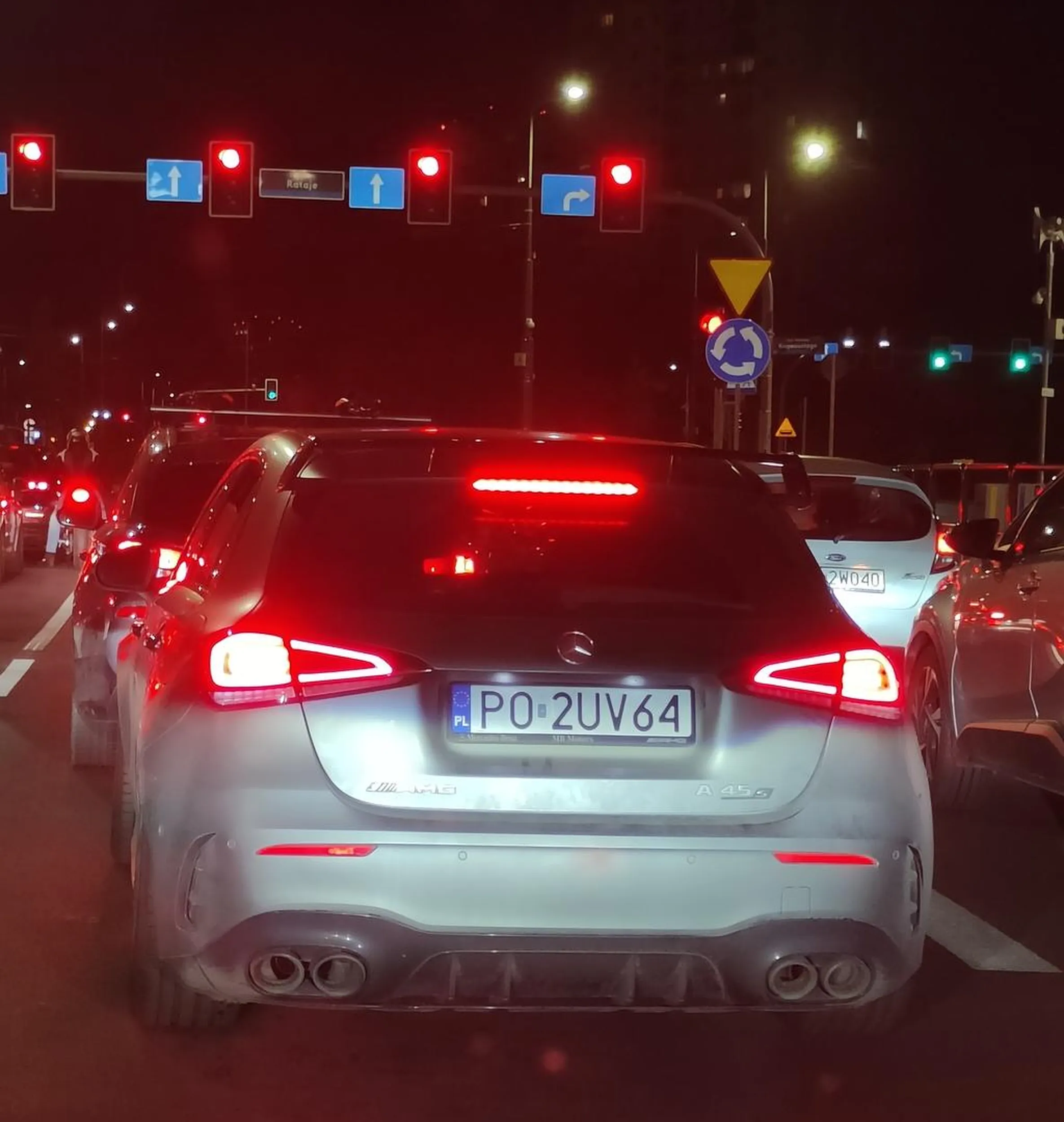 Gościu urządza sobie rajdy w centrum Poznania, duża prędkość, zerowe panowanie nad samochodem, zerowy wyobraźnia przestrzenna. Młody i słaby kierowca, omijać szerokim łukiem takich gamoni, ha tfu:).