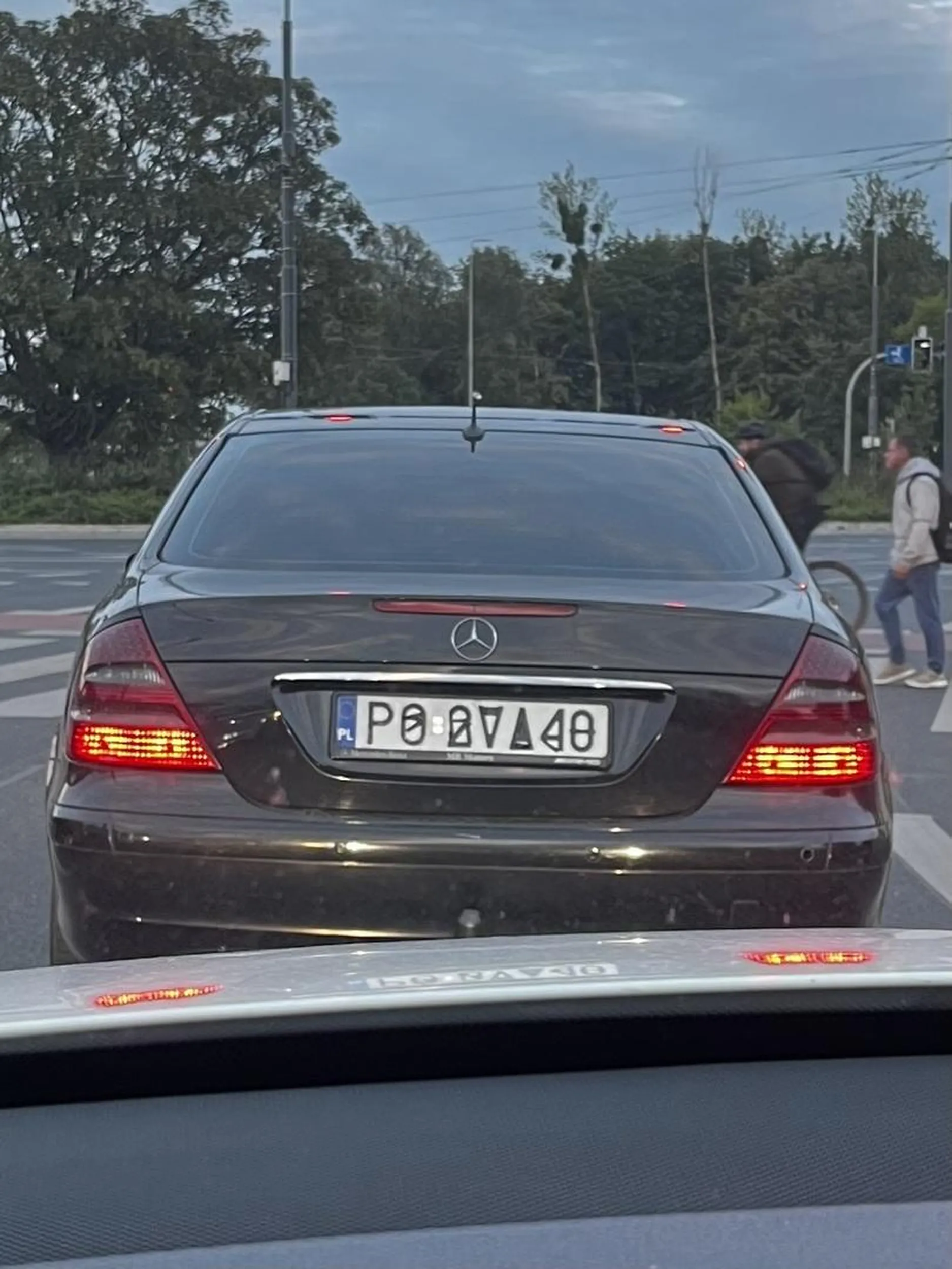 Kierowca ma zaklejoną tablicę rejestracyjną czarną taśmą.