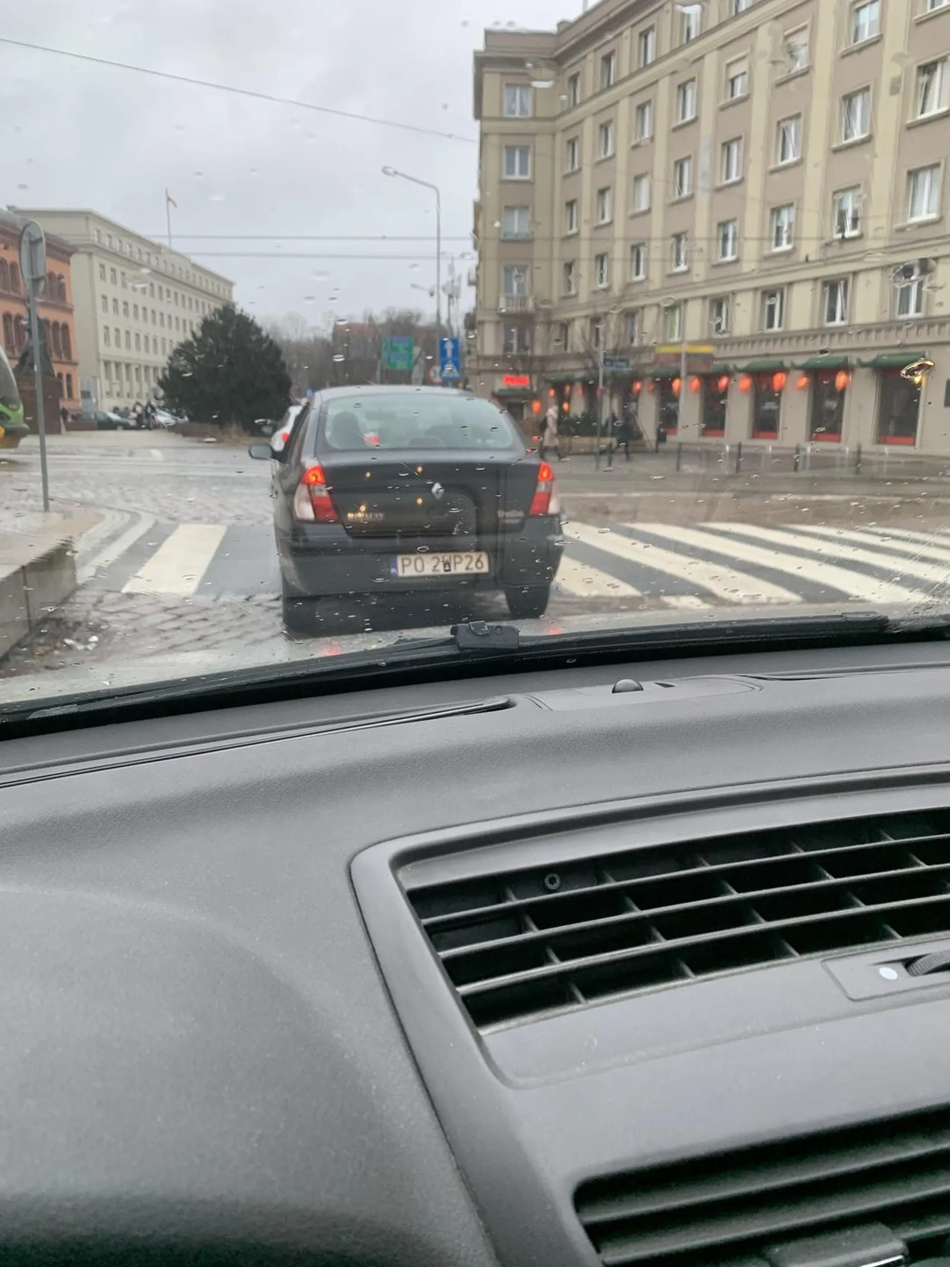 Kretyn tamuje ruch i hamuje na złość