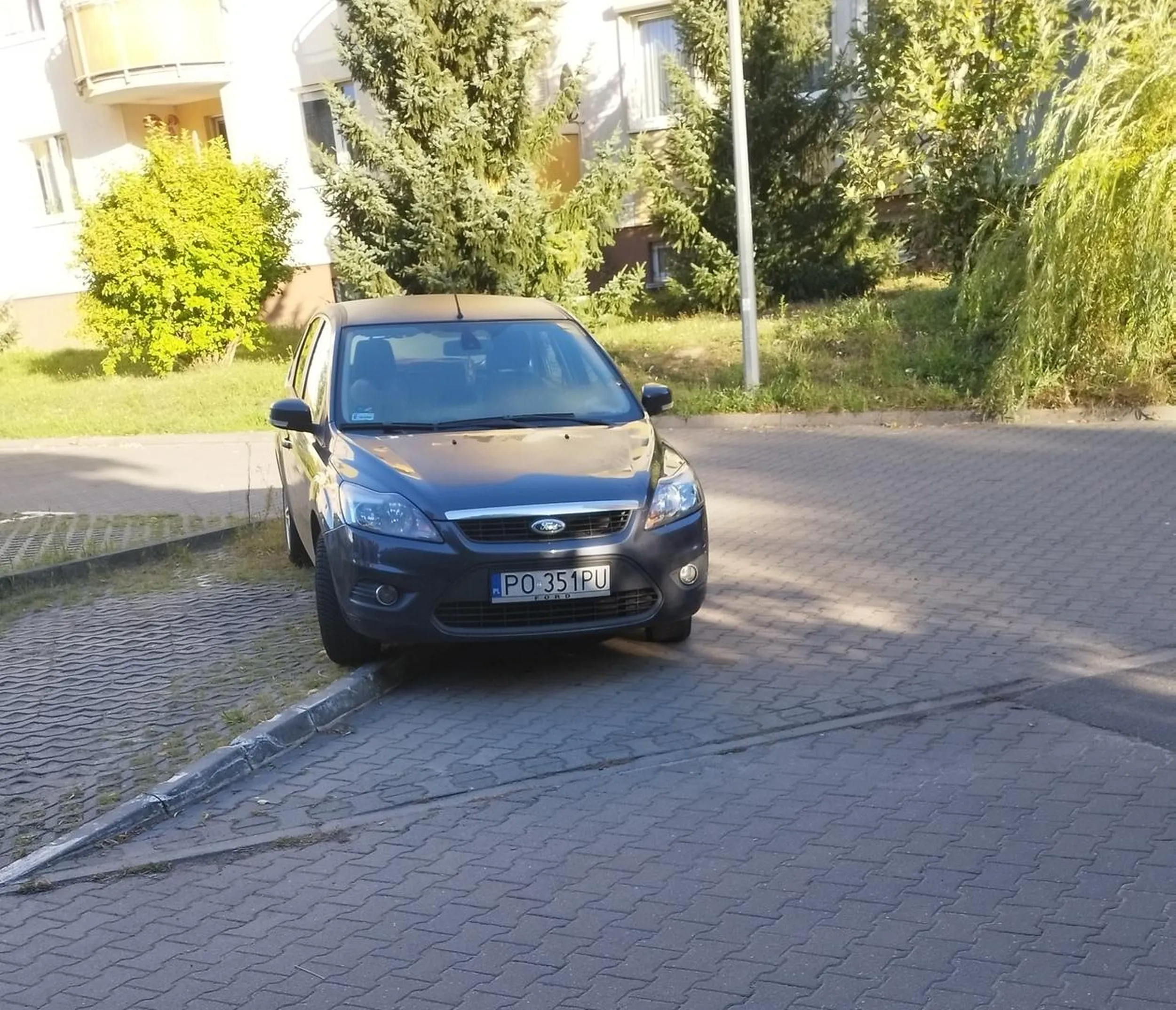 Blokuje przejazd na parking a 100m dalej ma miejsca parkingowe.