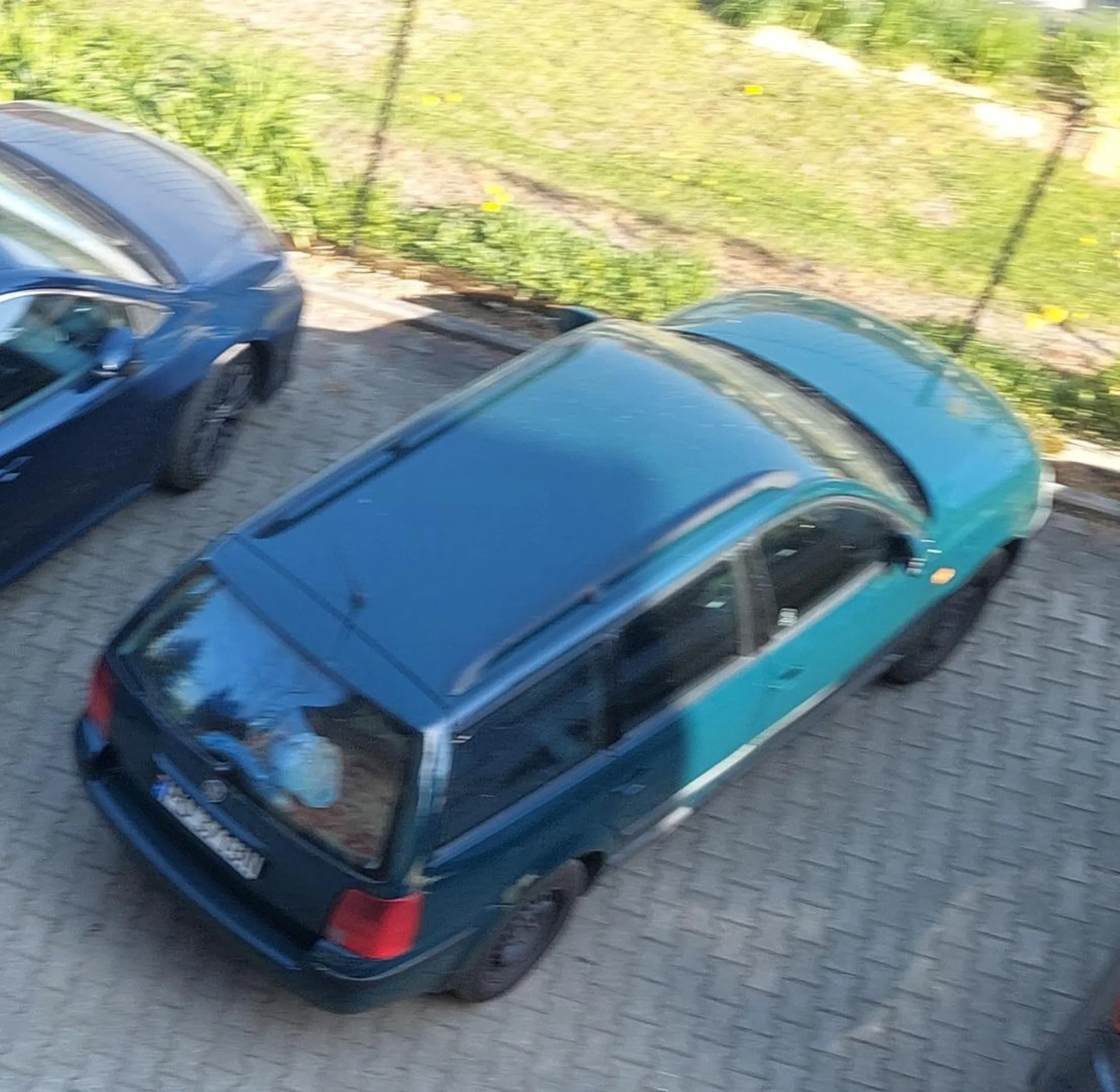 Kierowca tego samochodu dwie godziny zakłócać ciszę nocną w jednym z hoteli w górach, i zareagował dopiero po gwałtownym uderzenie w ścianę. Więc jeżeli zobaczysz ten samochód na jednej z posesji hotelowej, lepiej szukaj innego hotelu lub załóż zatyczki do uszu. Samochód: Volkswagen Passat 1.9 TDI Szczegóły: oliwkowy kolor, brak kołpaków