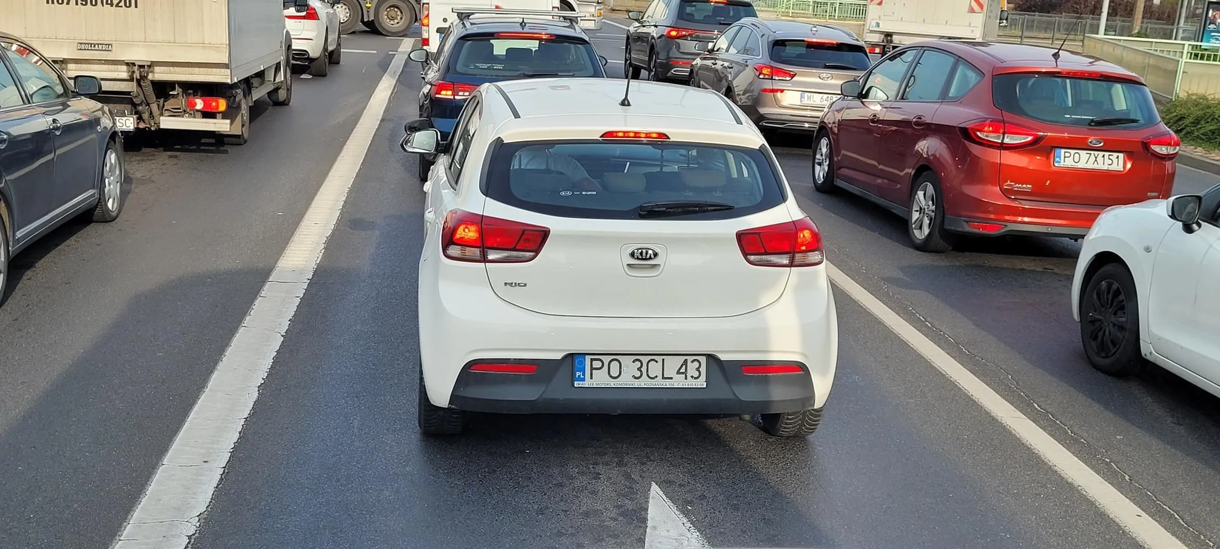 Mam nadzieję że za kółkiem nie siedział instruktor L , brak kultury jazdy , nieznajomość przepisów,  proponuję dodatkowe lekcje.