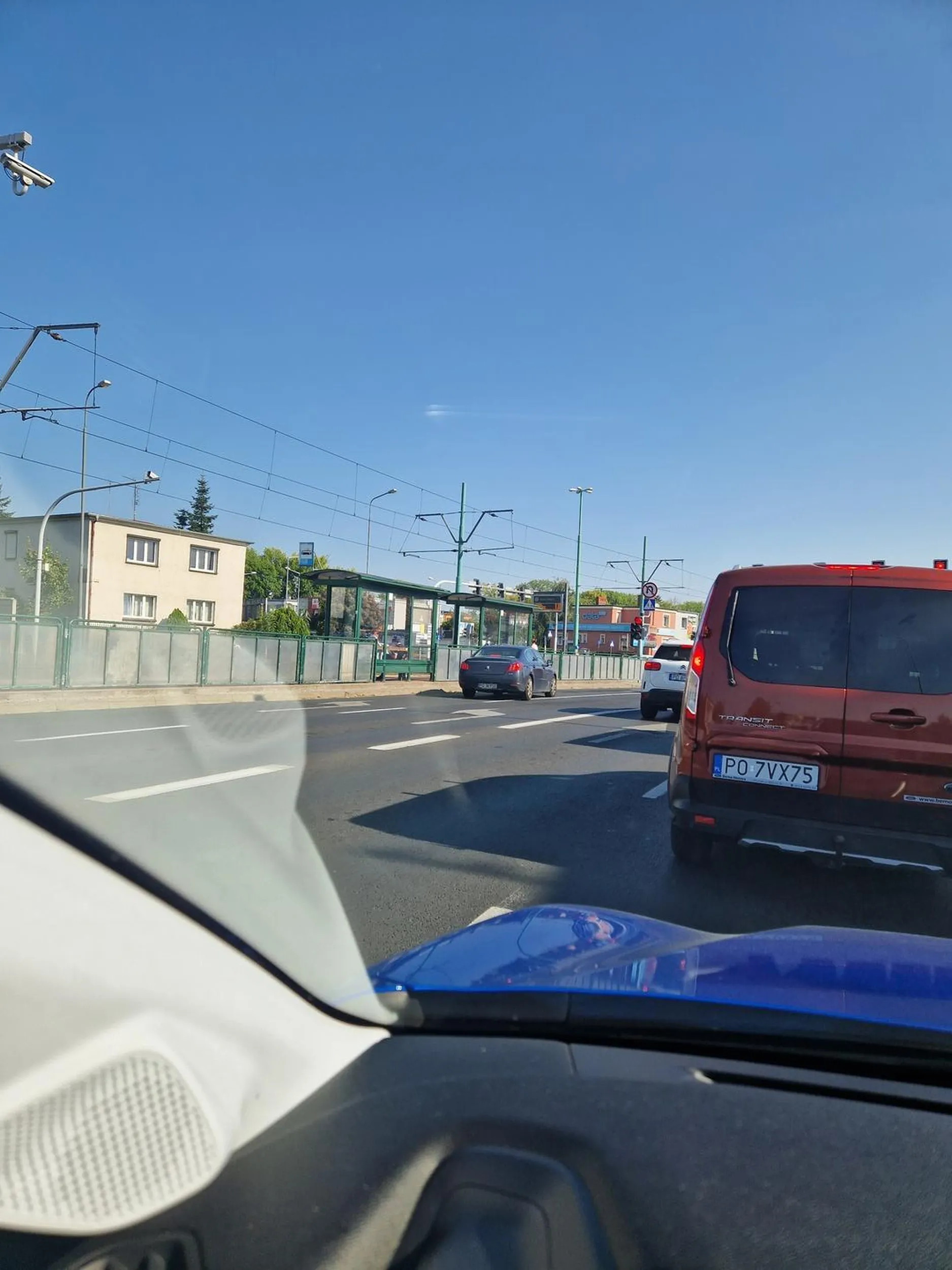 Facet wymusza pierwszeństwo. Stary buc.