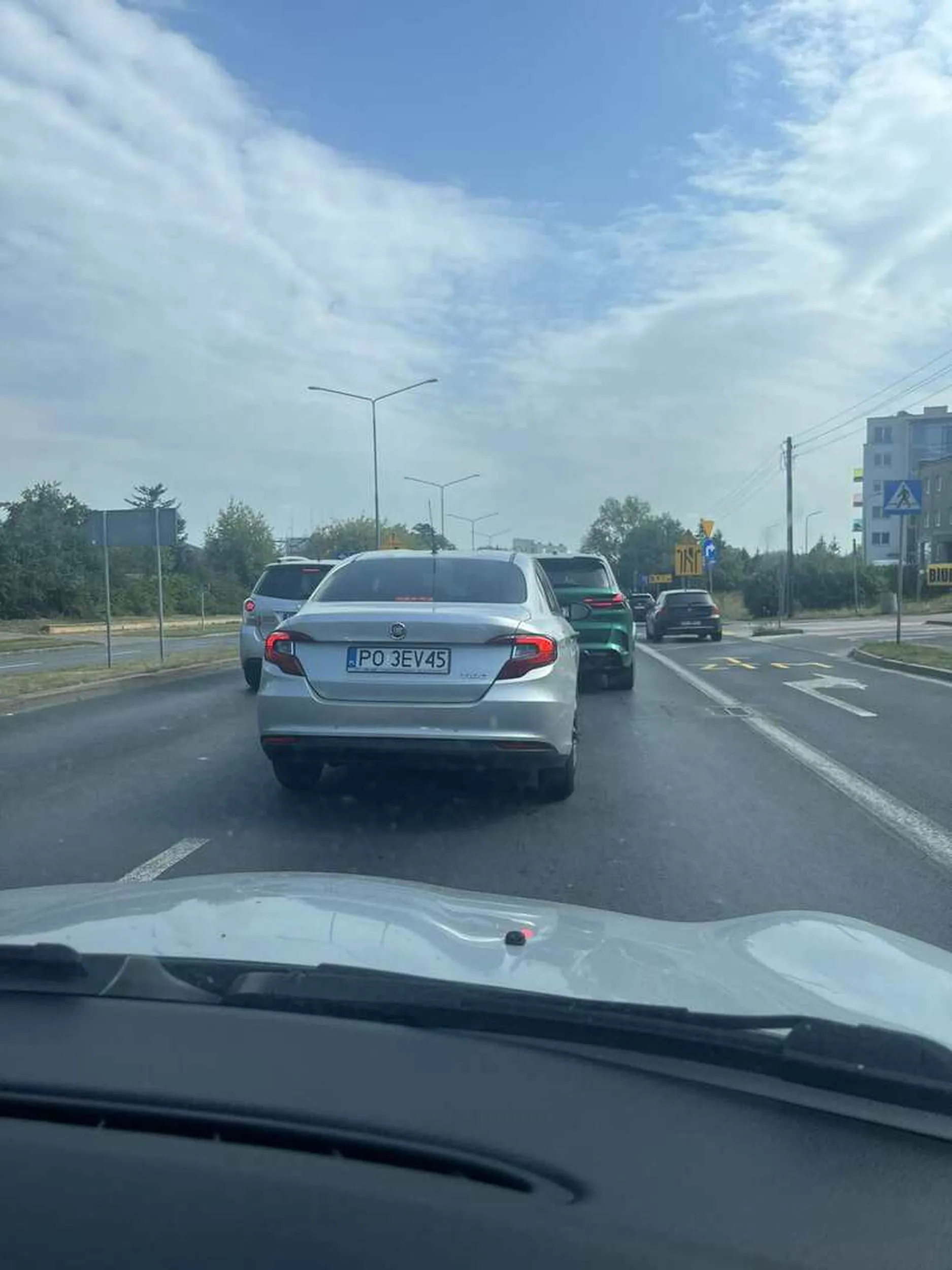 Gościu łysy powiem tak, DO WSZYSTKICH POLAKOW jak zobaczycie tego człowieka to módlcie się o swoje życie. Pirat drogowy, nie zważa na życie innych i swoje, nie używa kierunkowskazów podczas wyprzedzania oraz głowy podczas jazdy. Takim ludziom powinno się zabierać prawo jazdy.