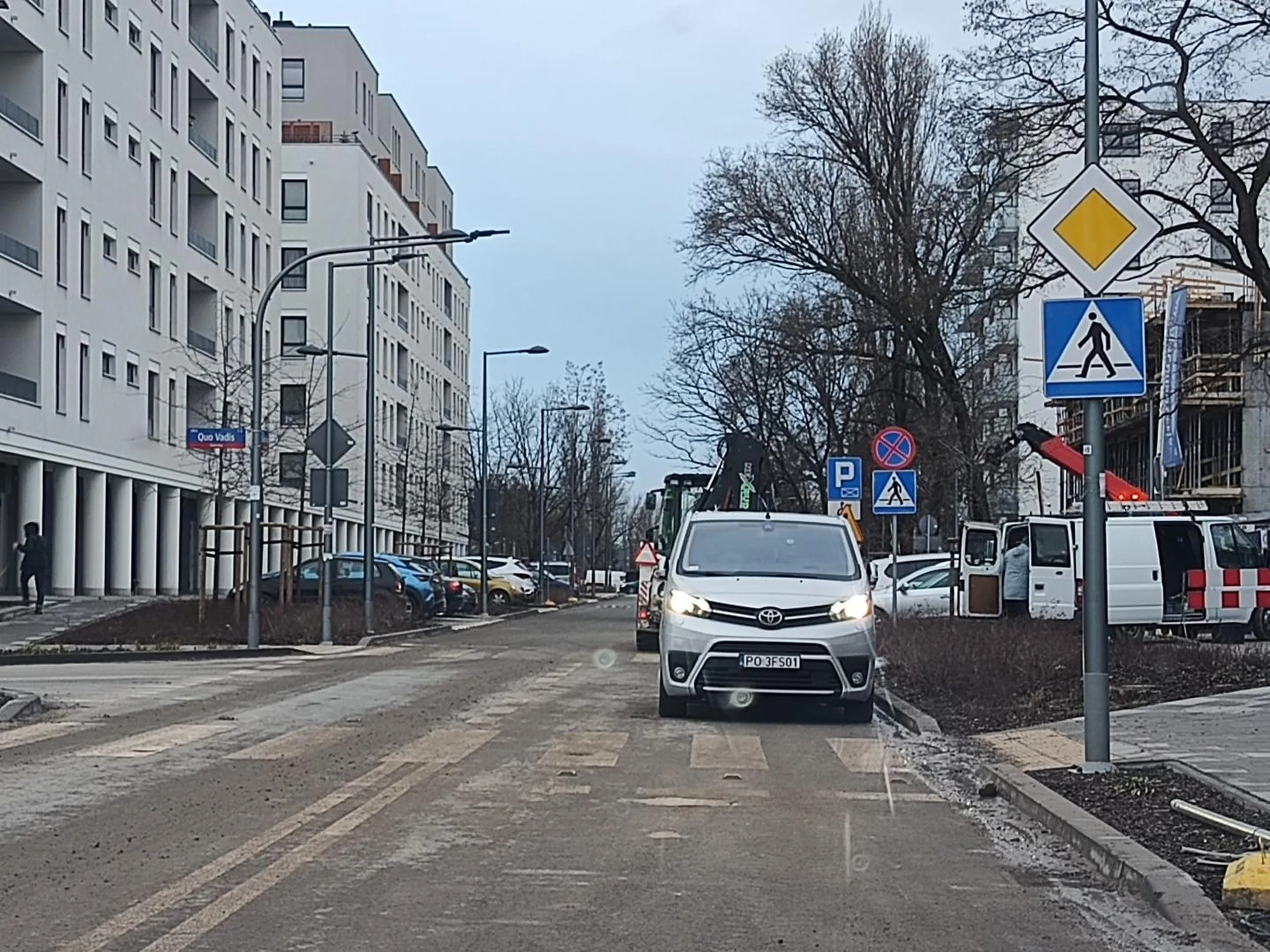 Parkowanie na środku skrzyżowania i przy przejściu dla pieszych na zakazie zatrzymywania się i postoju