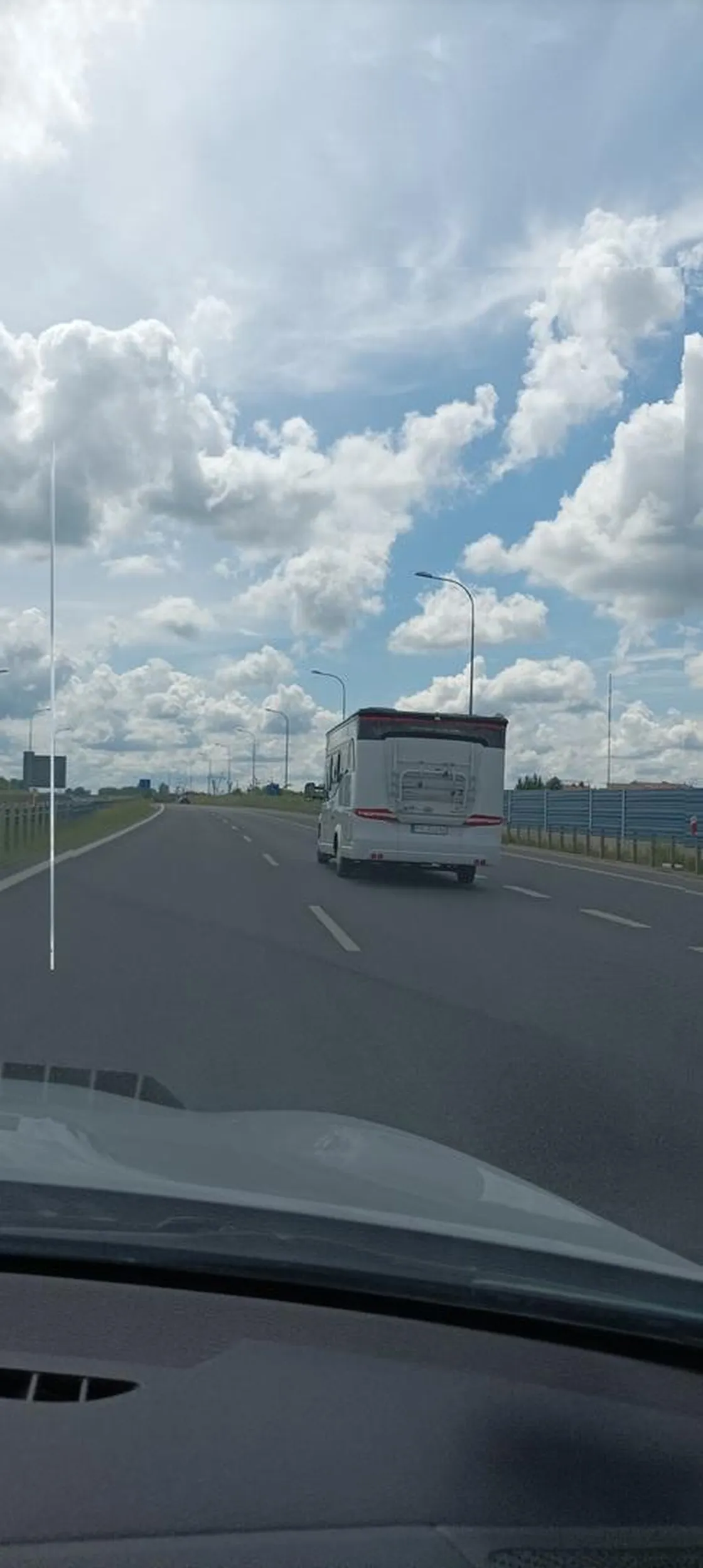 Pan KARTOFEL nie zna przepisów o tzw. jeździe na suwak trąbi klaksonem wielokrotnie na pojazd włączający się do ruchu prawidłowo i pakuję sie ta bryka prawie na tylne drzwi...