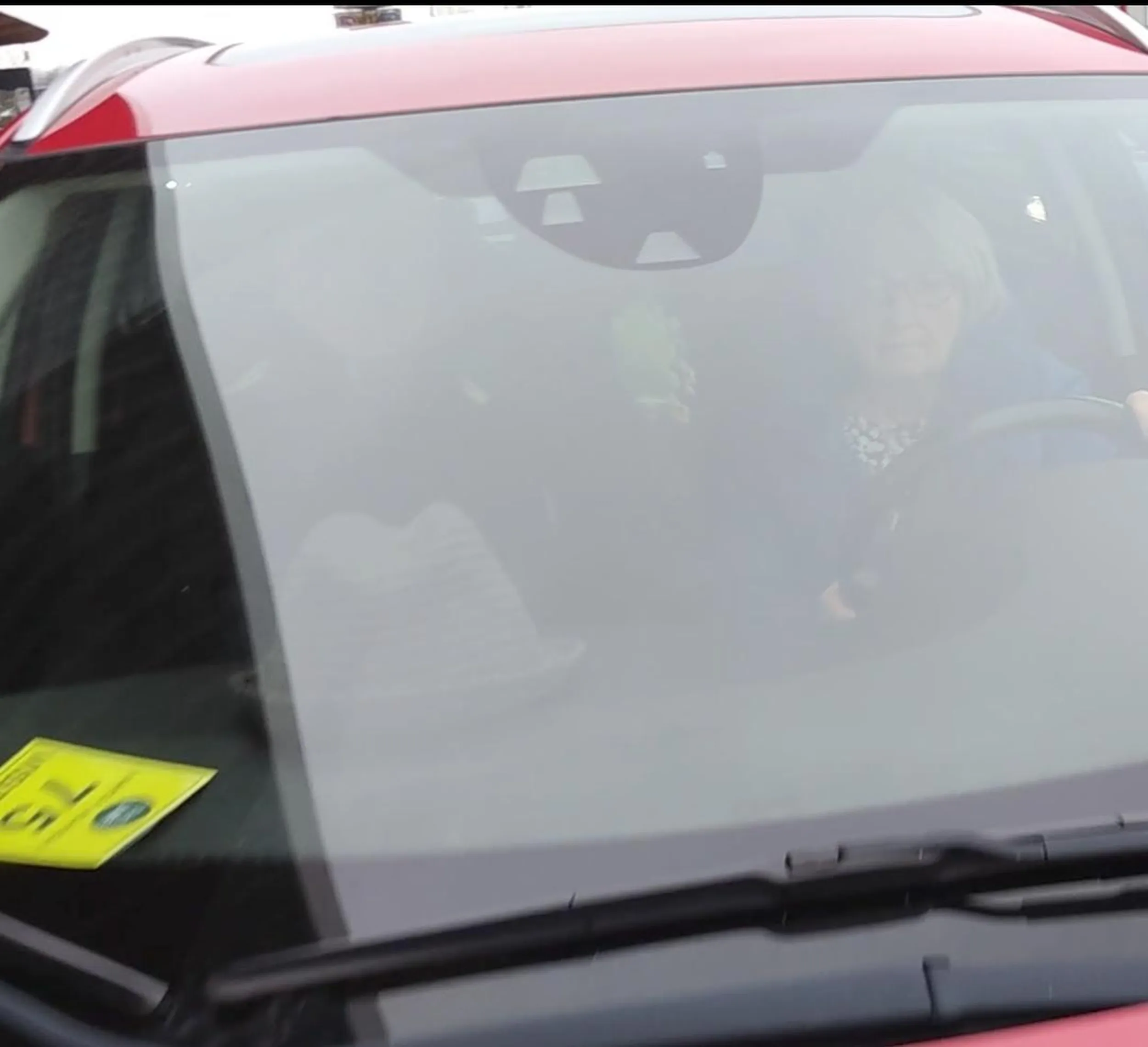 Psychiczne starsze małżeństwo kobieta kierowca mąż pasażer. Byłem świadkiem jak pieszy przechodził normalnie a kierowca go strabil, gdy przechodzień schodził już z jezdni babka ruszyła a jej mąż uderzył tego pana drzwiami!!!  Potem pieszy robił zdjęcie i go potracili!!!