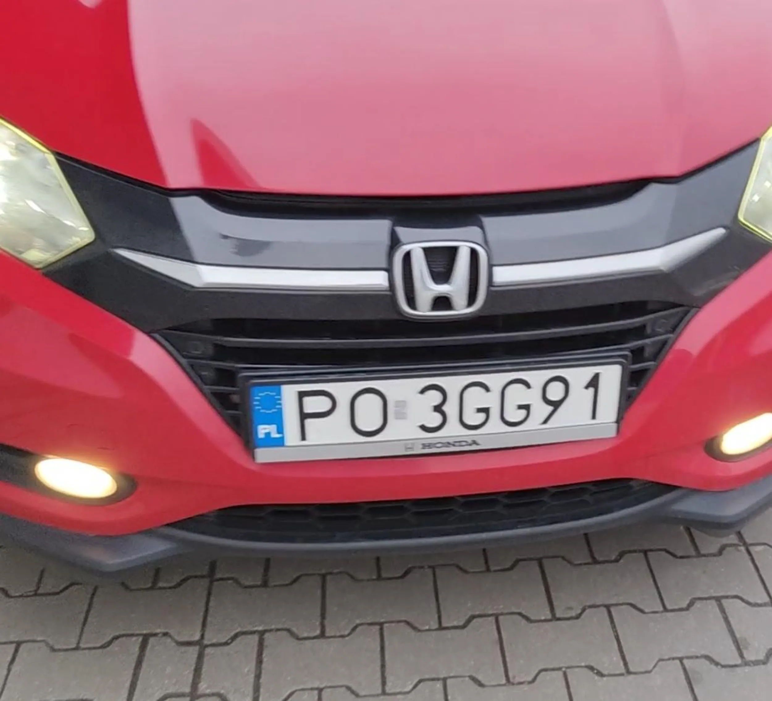 Psychiczne starsze małżeństwo kobieta kierowca mąż pasażer. Byłem świadkiem jak pieszy przechodził normalnie a kierowca go strabil, gdy przechodzień schodził już z jezdni babka ruszyła a jej mąż uderzył tego pana drzwiami!!!  Potem pieszy robił zdjęcie i go potracili!!!