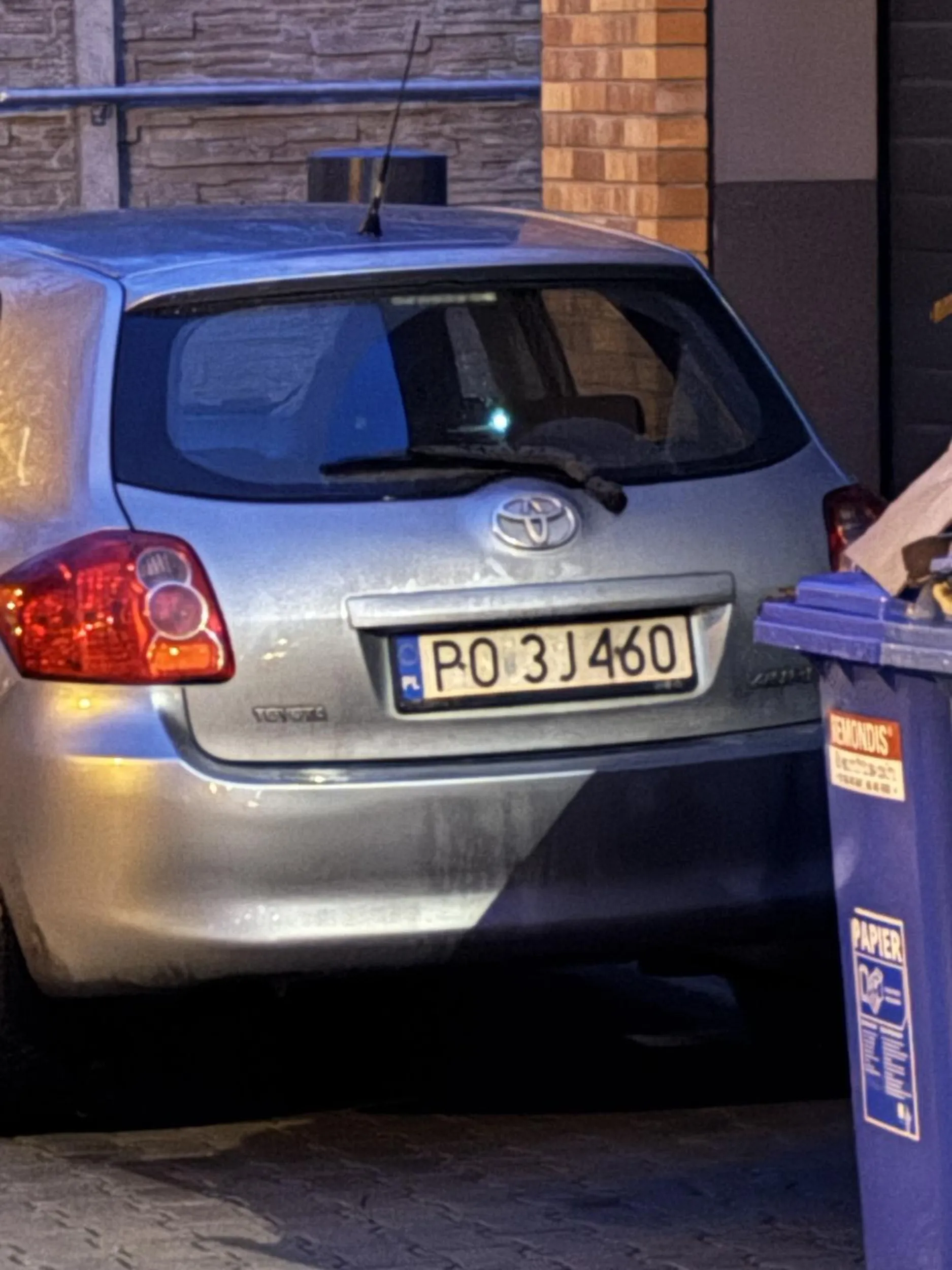 Bezmyślnie zaparkował w POPRZEK bramy do garażu budynku mieszkalnego. Nie szło ani wjechać, ani wyjechać. Budynek ma na parterze lidl, dzisiaj niedziela handlowa, obstawiam że mądrala stanął "na minutkę bo tylko po bułeczki w Lidlu".