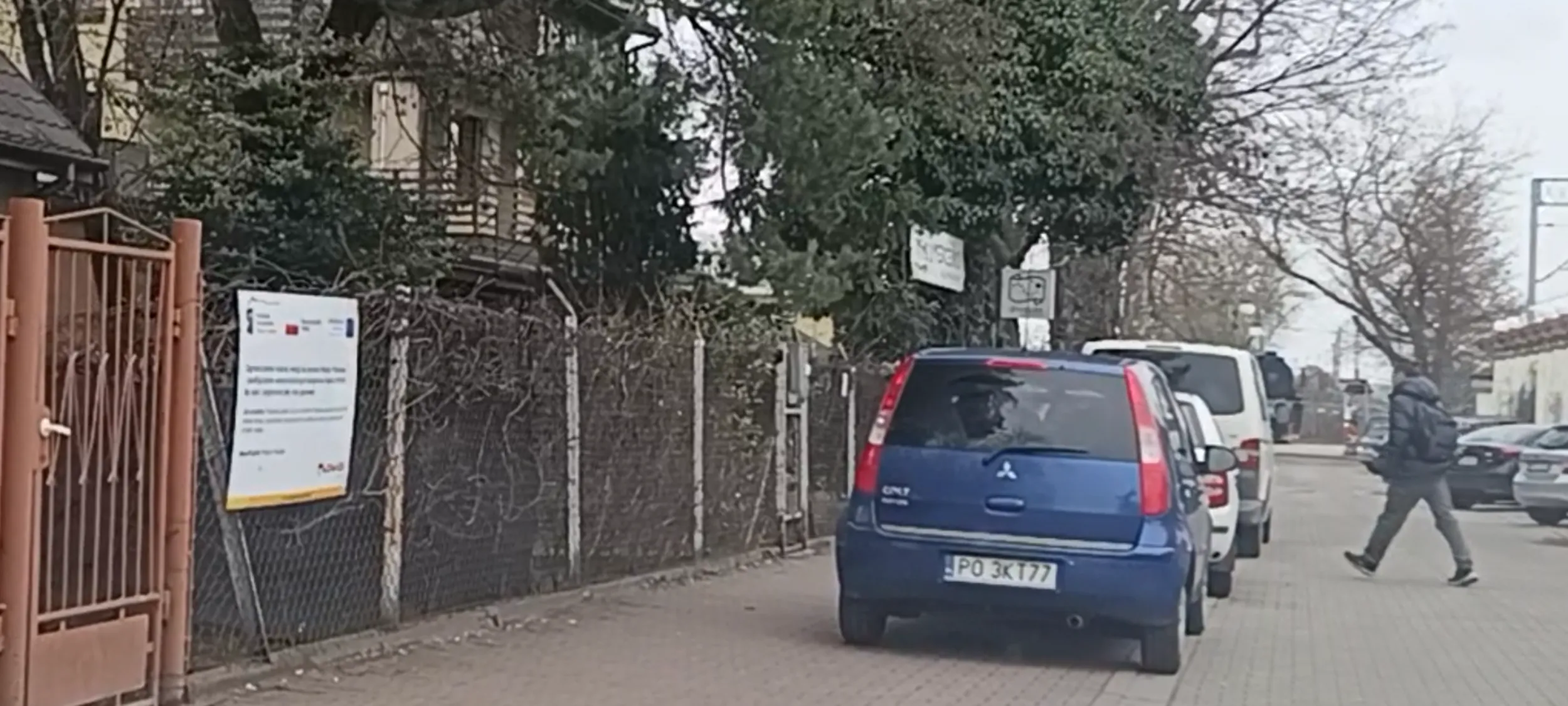 Jasiu postawił klamota na chodniku przy ulicy z zakazem zatrzymywanie się i postoju