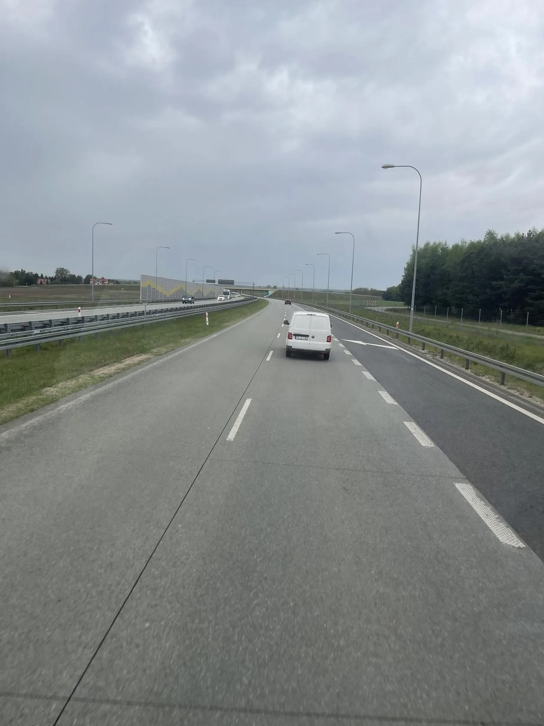 Kierowca jest lekko akustyczny zjeżdża przed maskę ciężarówki i hamuje do 0 …. Nie pozdrawiam