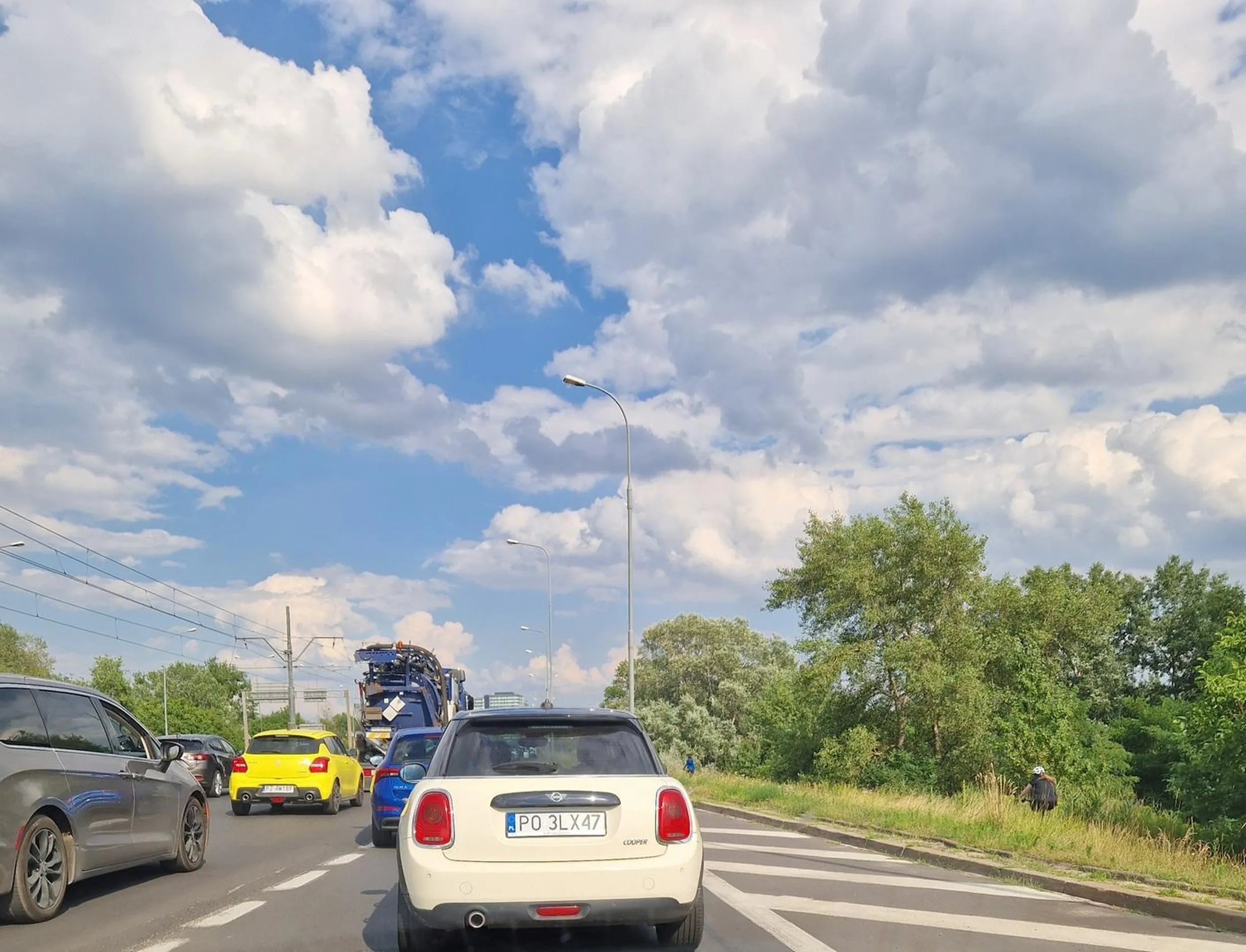 Wymusza pierwszeństwo.