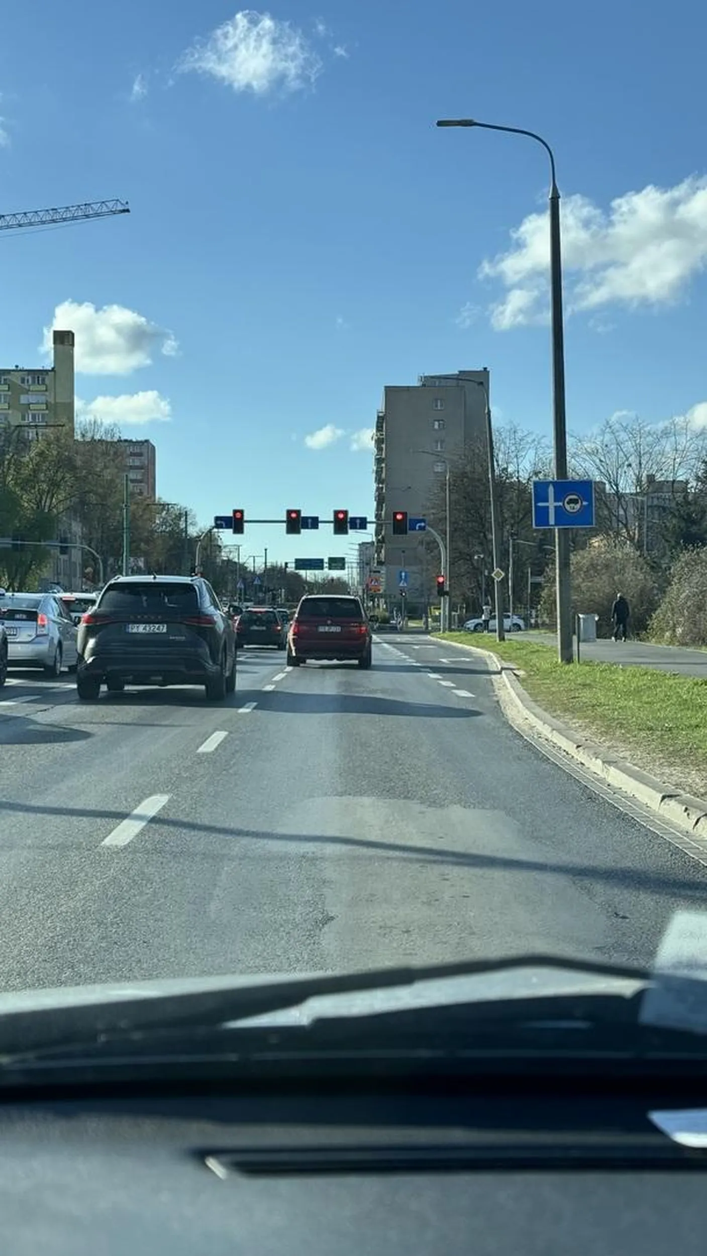 Gościu nie ma pojęcia co to jest kultura na drodze, a raczej w cale. Zatrzymał się na środkowym pasie, w "tunelu" na hetmańskiej w Poznaniu i poszedł coś wyjaśnić. Nie do końca to bezpieczne, zwłaszcza w momencie gdy słońce napierdala prosto w oczy i nie widać aut co się zatrzymały