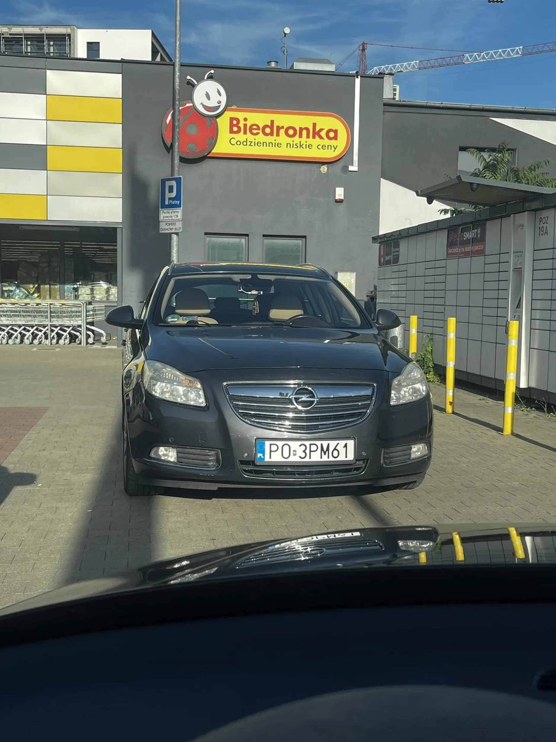 Kretynie naucz się odróżniać przejazd od miejsca parkingowego xD