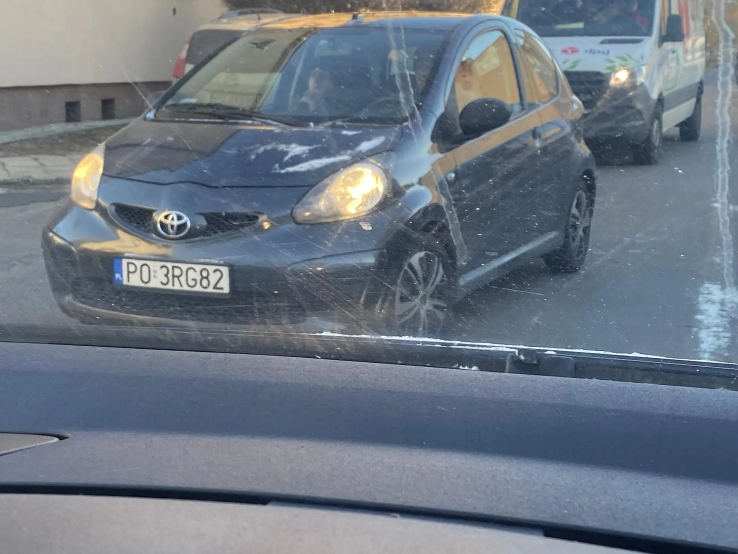 Uwaga bo gościu ma pod czajnikiem