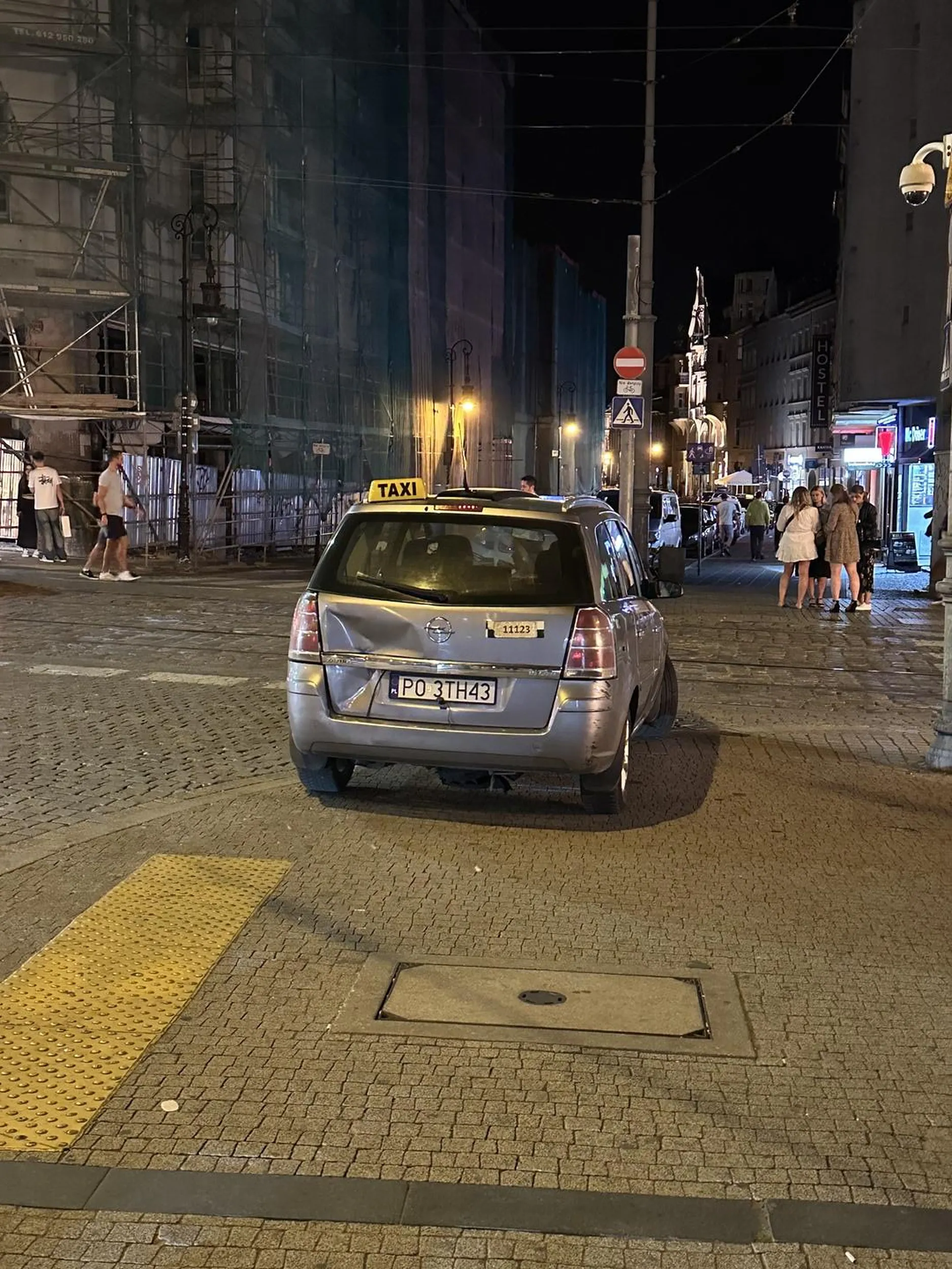 Kierowcy się coś pomyliło i to mocno. Stanie na chodniku i szukanie jelenia. Czy to aby na pewno prawdziwa taxi?