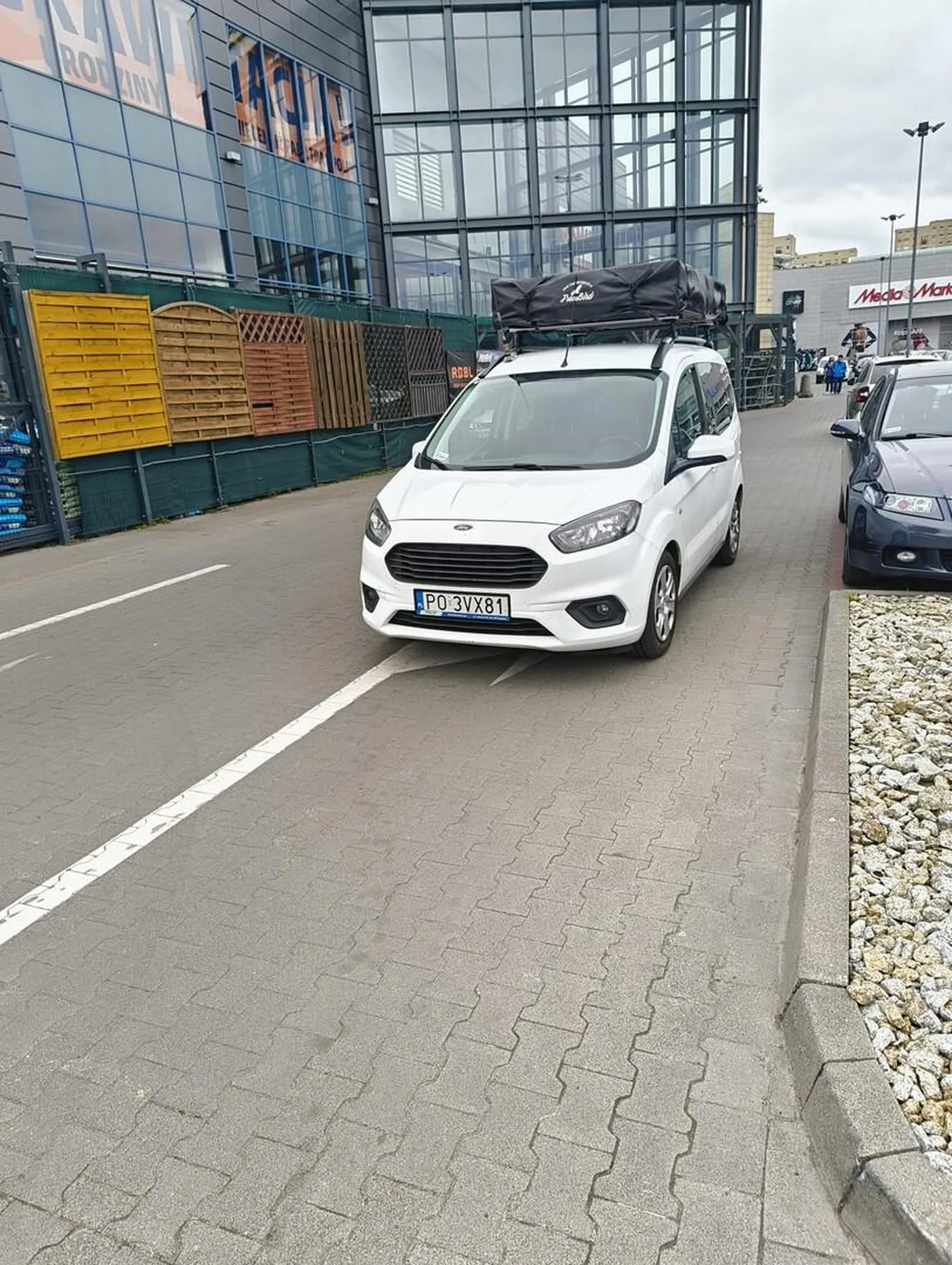 Poznań Galeria Pestka - mistrz parkowania stoi na drodze i blokuje przejazd