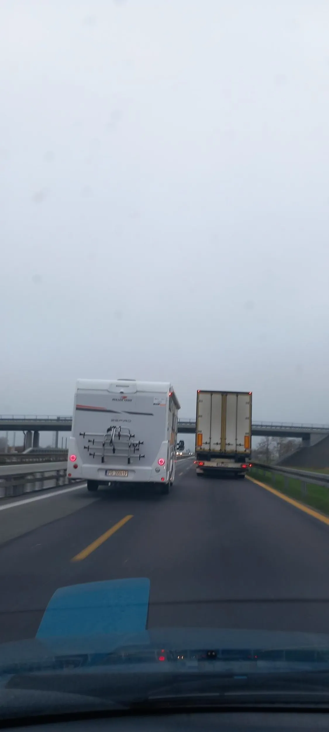 Po co trzymać się prawego pasa skoro można 2 km jechać lewym za tirem bo się nie zmieści... oczywiście za nim kolejka aut...