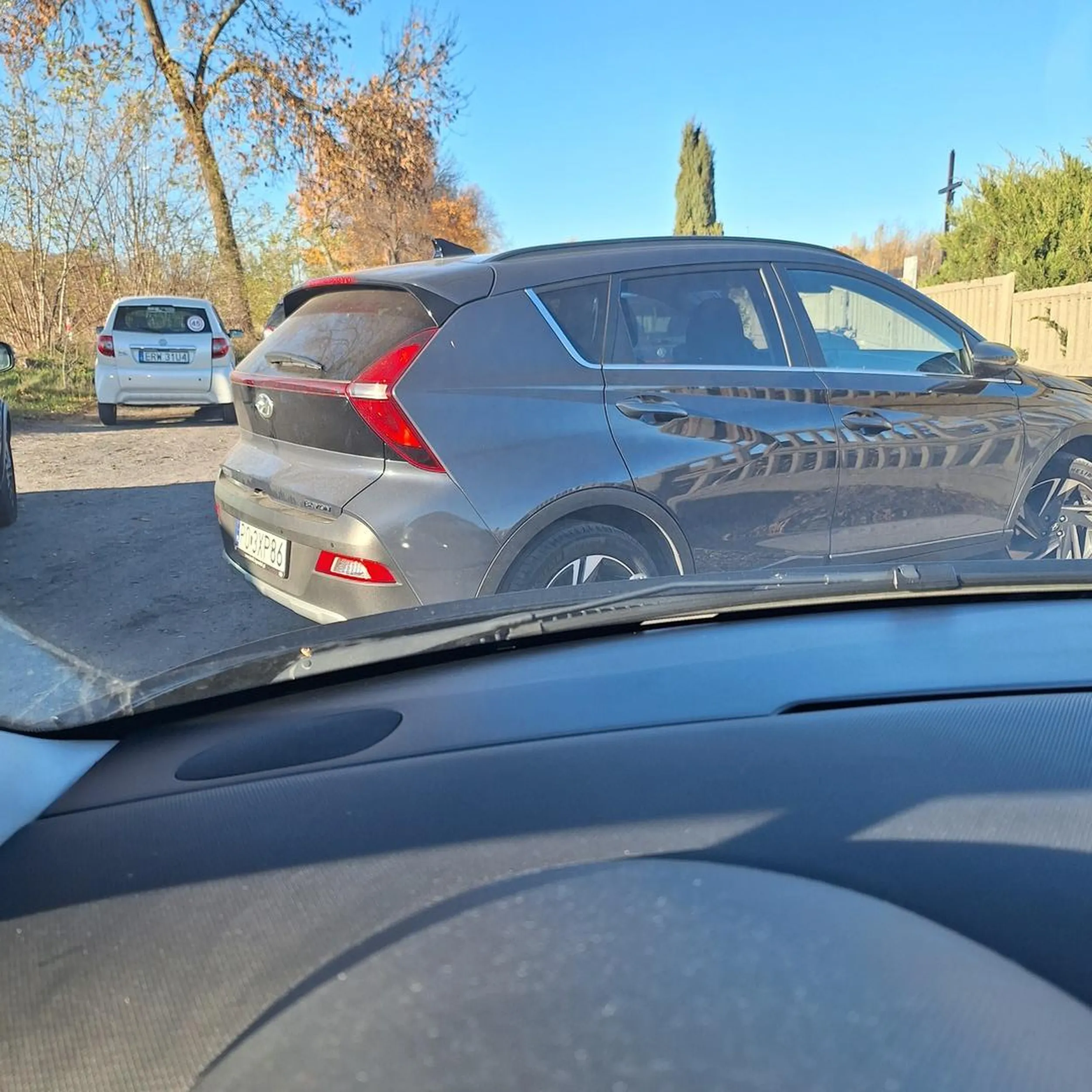 Wszyscy na parkingu pod cmentarzem równolegle do ogrodzenia ale zawsze się jakaś gwiazda znajdzie.