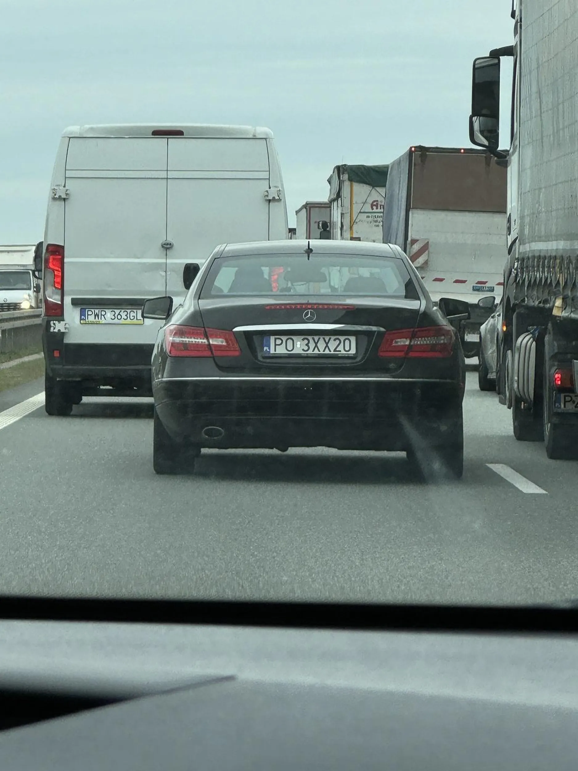 Wpycha się przed maskę bez kierunku, koleś przez pomyłkę wsiadł do merca a nie bmw