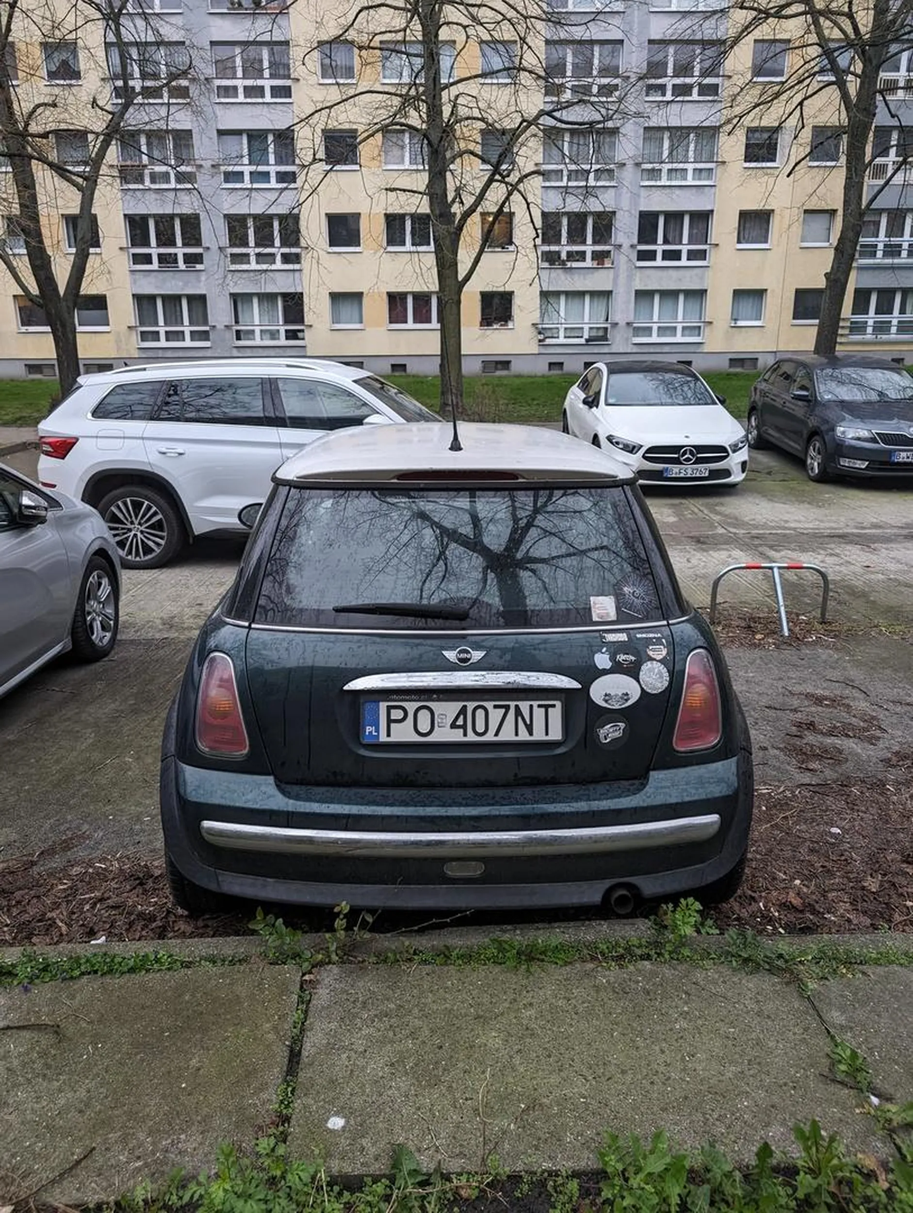 Parkuje na cudzym miejscu.