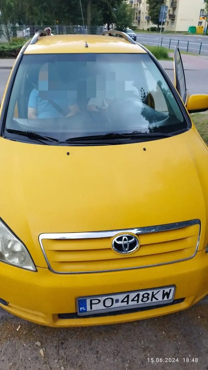 Dwie kupy znalazly sb parking pod szpitalem