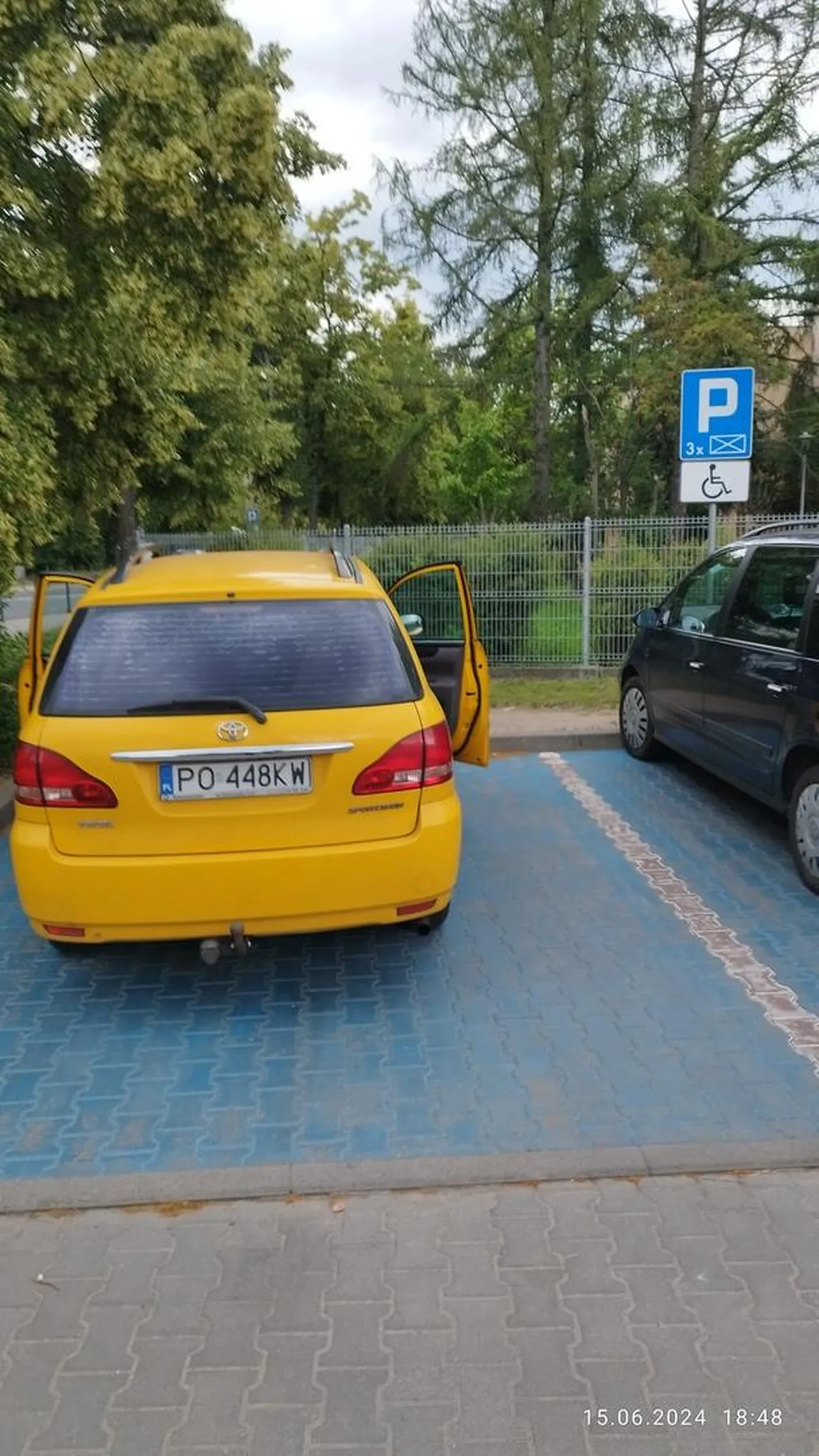 Dwie kupy znalazly sb parking pod szpitalem
