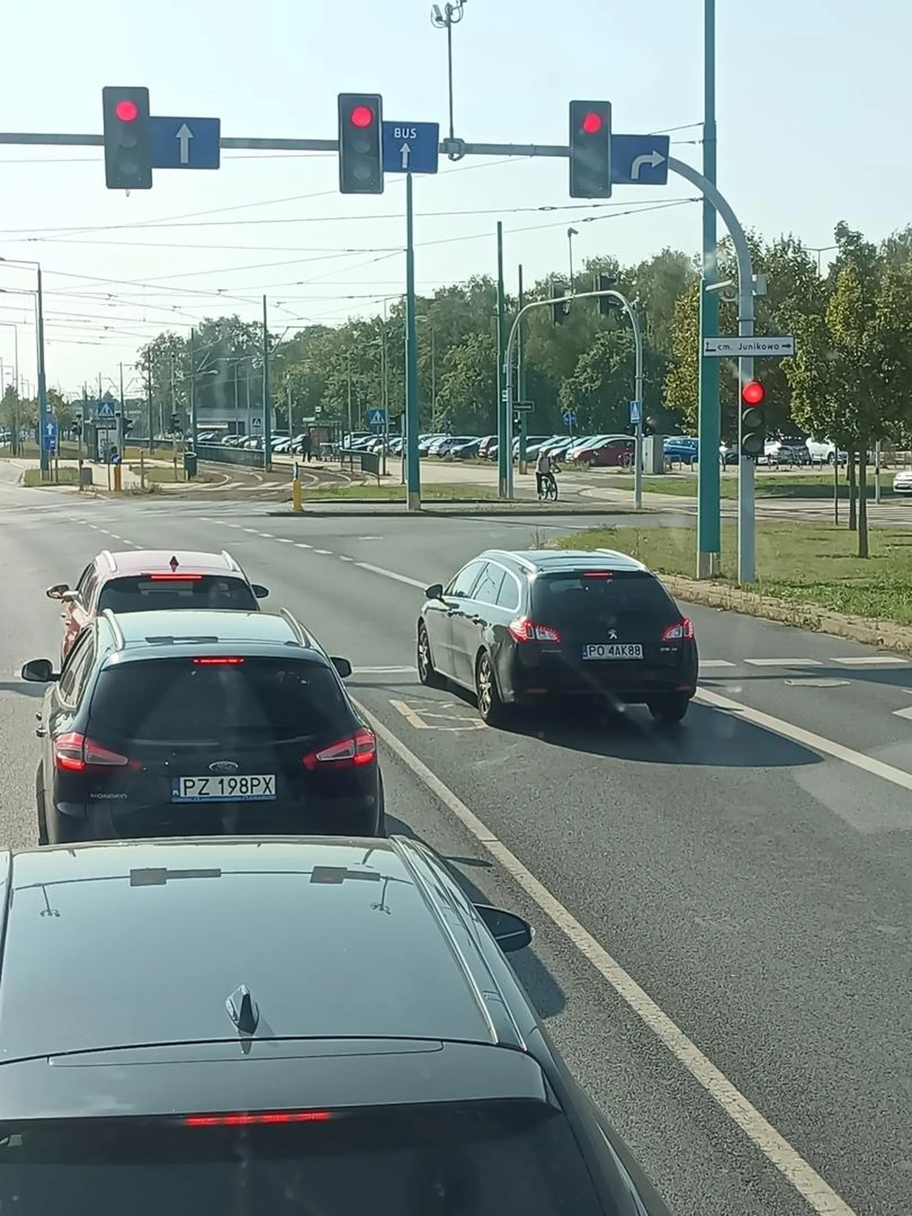 Cwaniaczek udający busa by w korku nie stać.