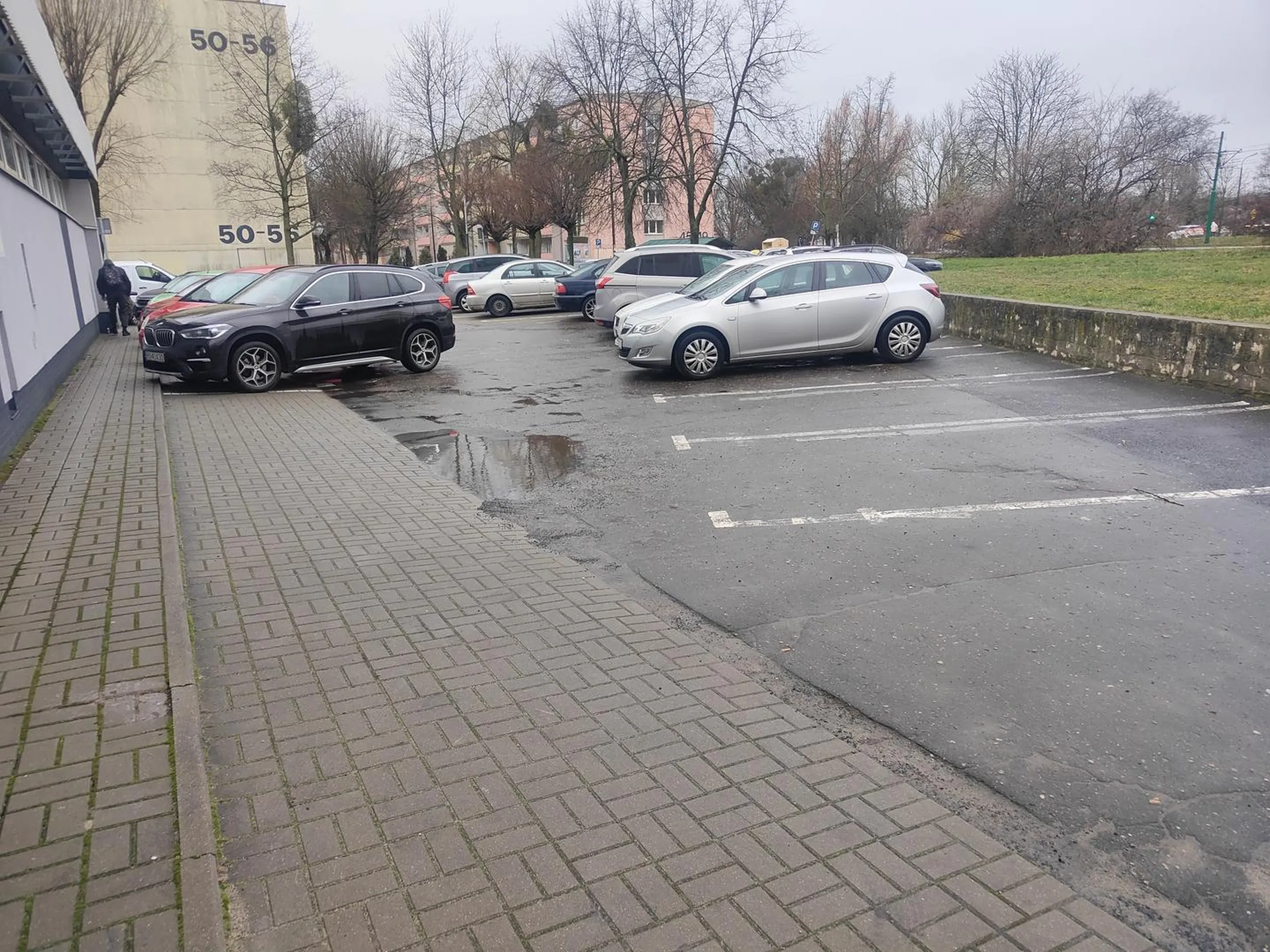 Po co zająć jedno miejsce skoro można zablokować trzy ;)