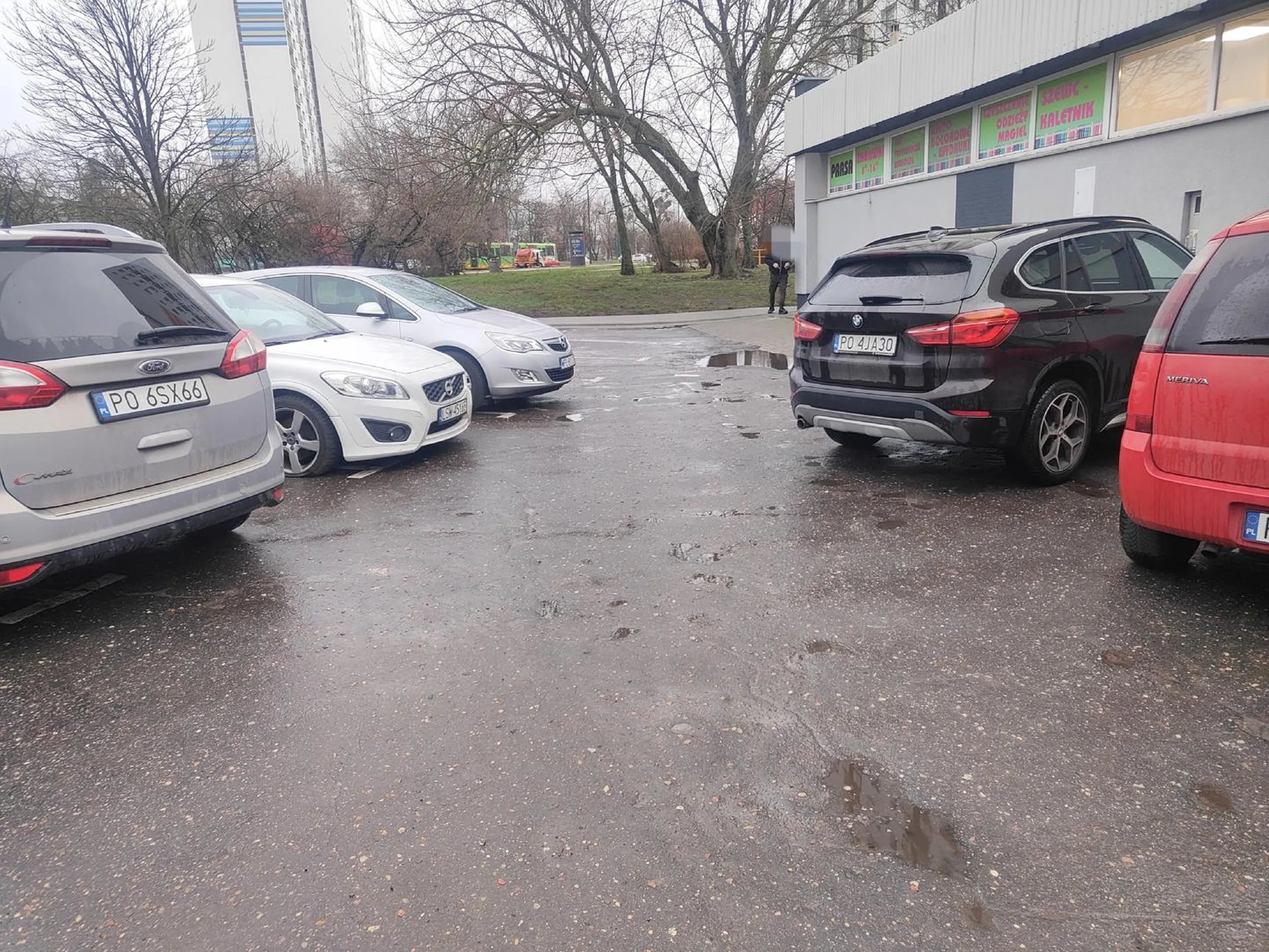 Po co zająć jedno miejsce skoro można zablokować trzy ;)