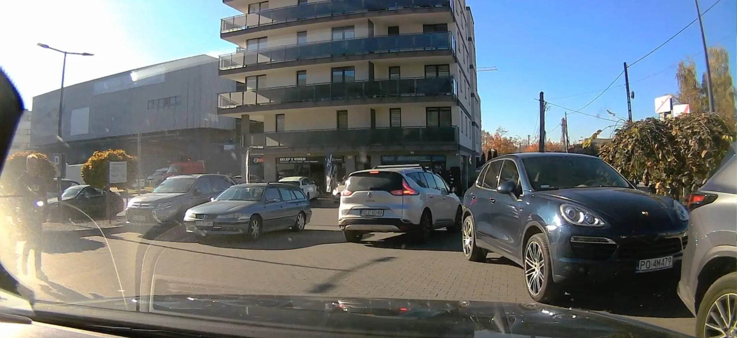 Burak ma pełno wolnych miejsc pod Lidlem, ale parkuje na środku przejazdu, byle tylko bliżej wejścia. A normalni kierowcy muszą kretyna omijać na wahadło.