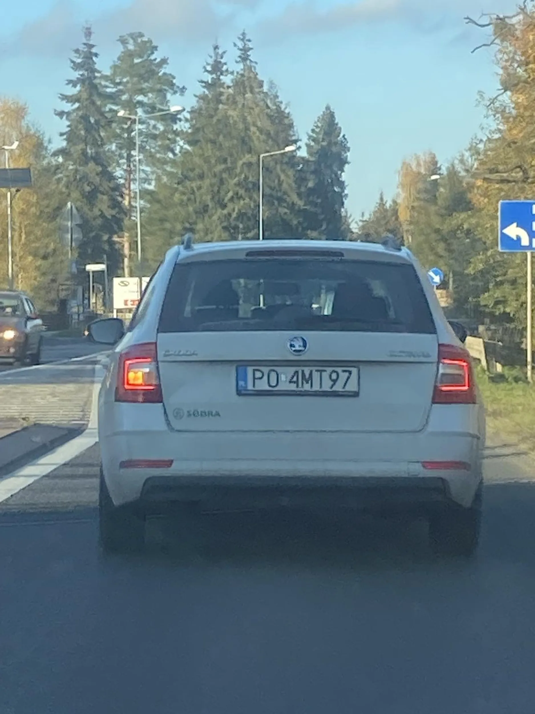 chłop na prostej drodze randomowo hamuje chwile pozniej jedzie normalnie jak gdyby nigdy nic, jezdzi od prawej do lewej jakby był conajmniej napruty. Strach za takim jeździć