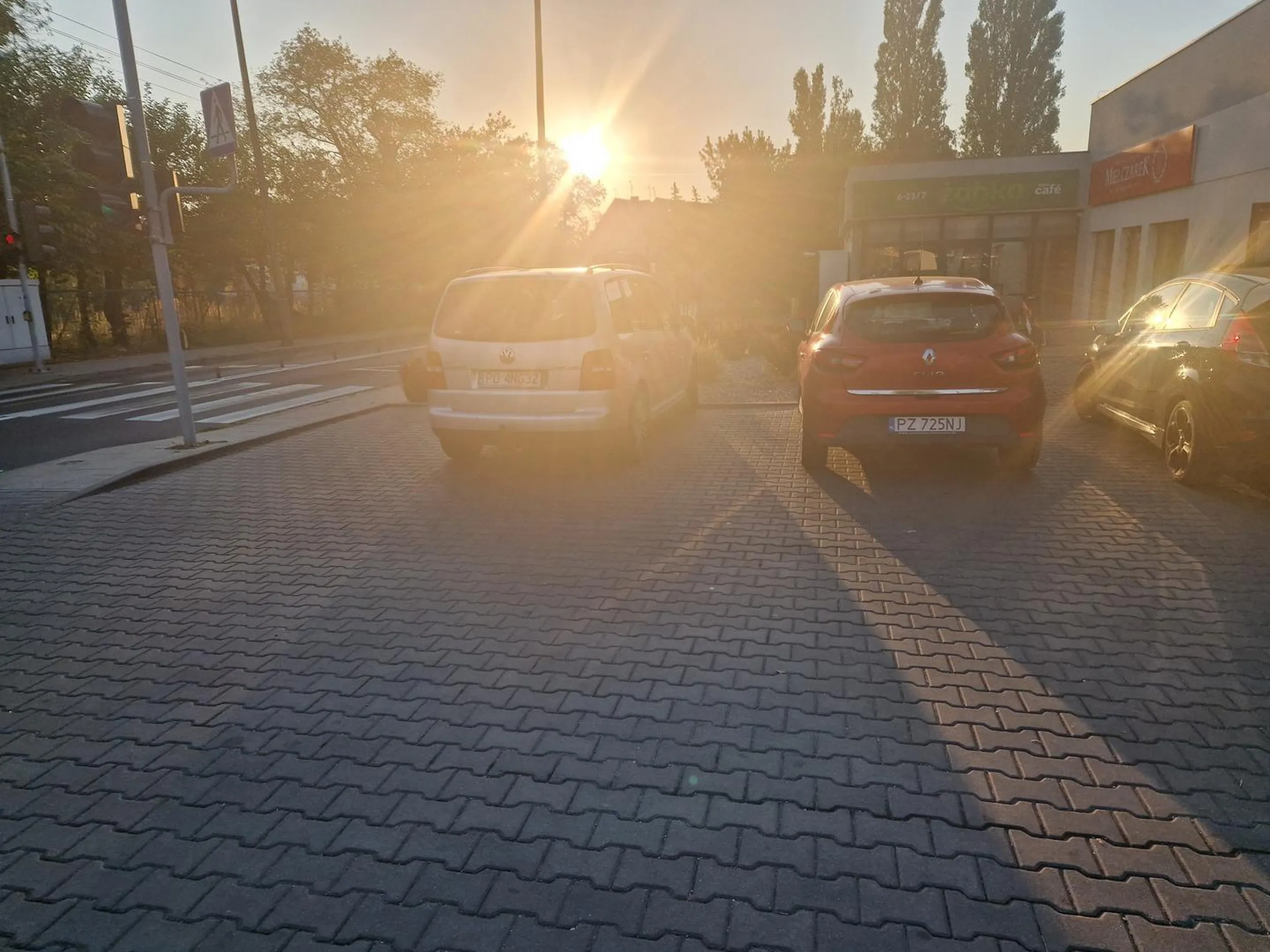 Zają dwa miejsca parkingowe...