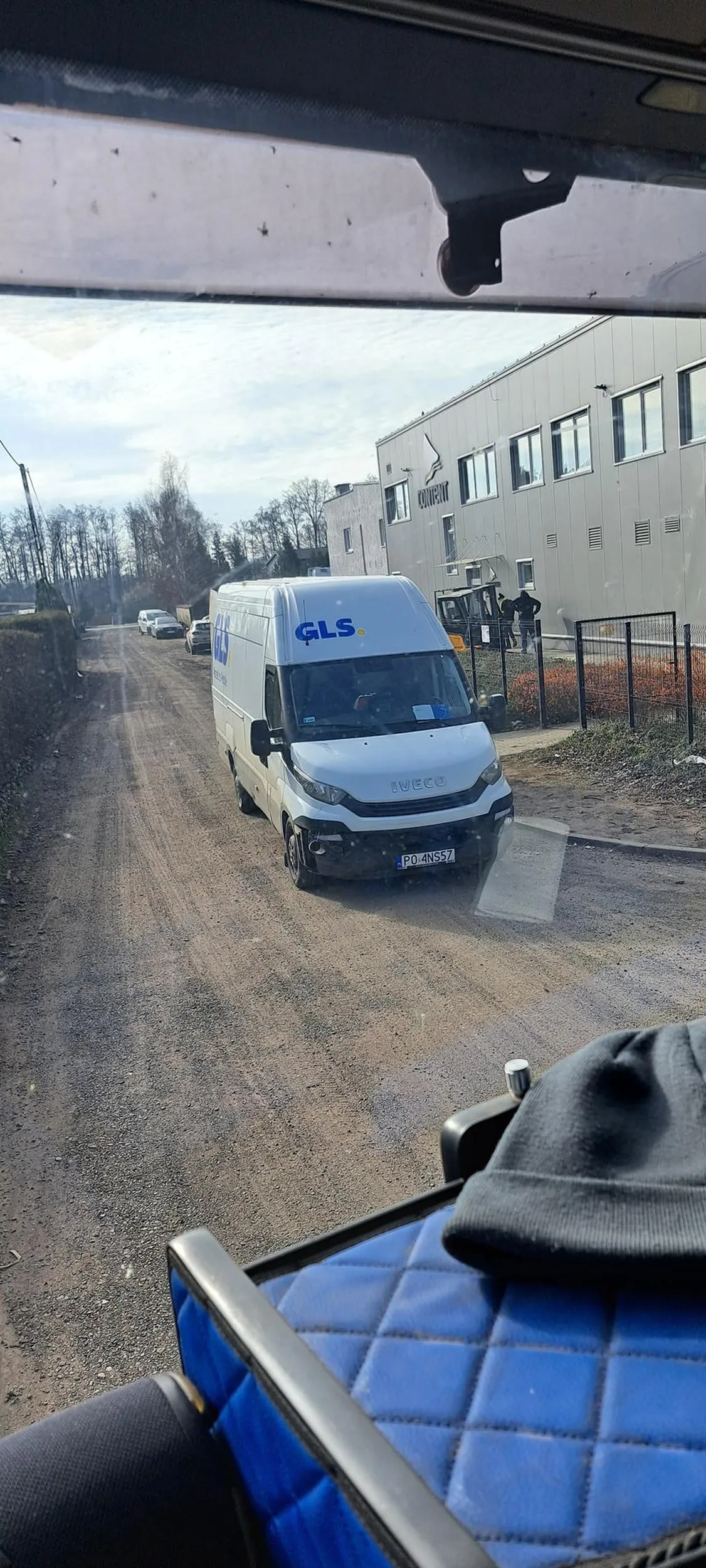 Jakby ciężko było stanąć bliżej płotu