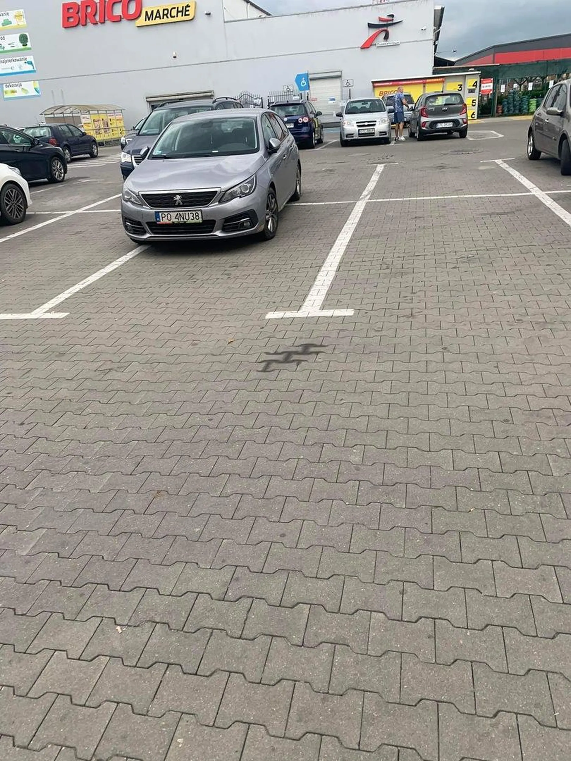 Pan utalentowany, jednym samochodem zajął cztery miejsca, jedno na każde koło, kto bogatemu zabroni