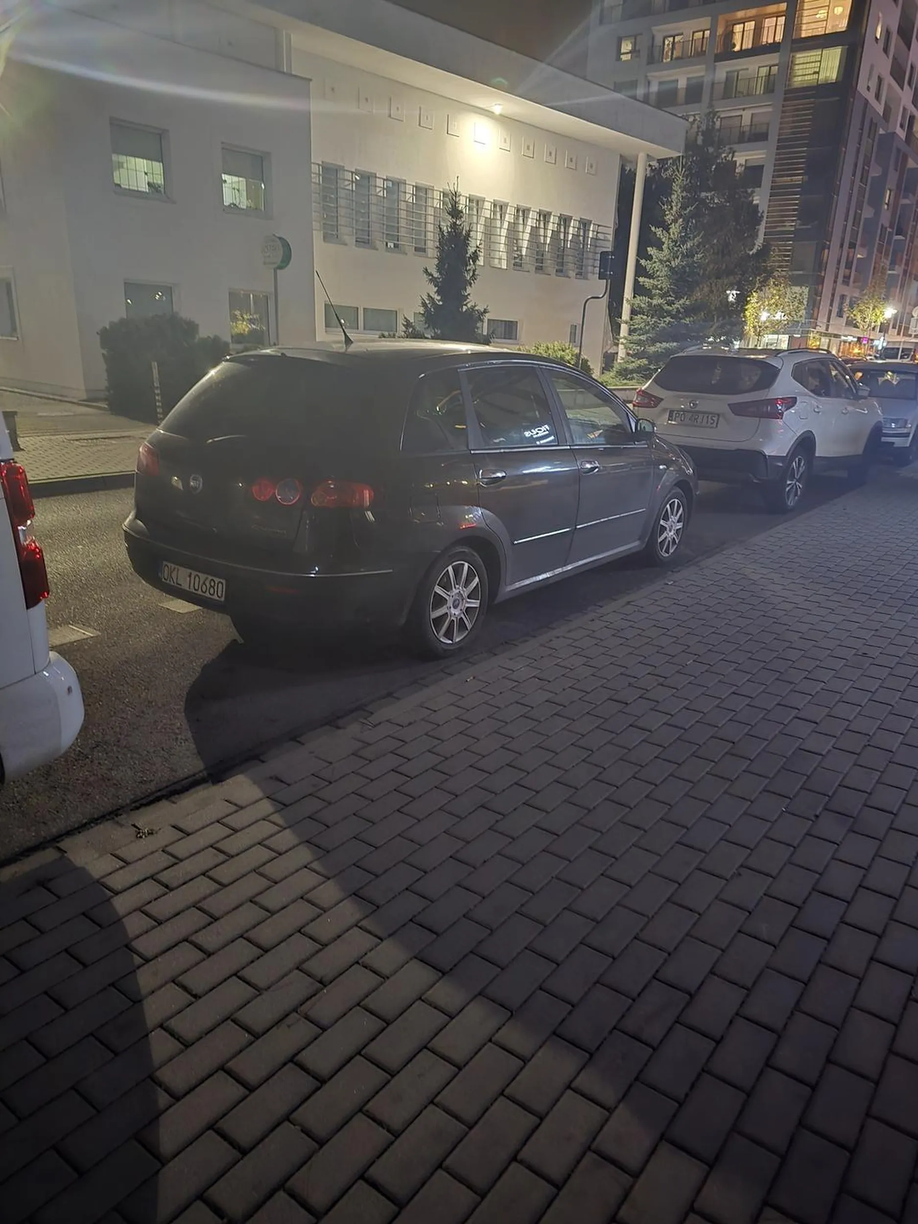 Koleś parkując białego Nissana na ul. Świerzawska 11 w Poznaniu uderzył w przód Fiata o nr rejestracyjnym OKL10680.