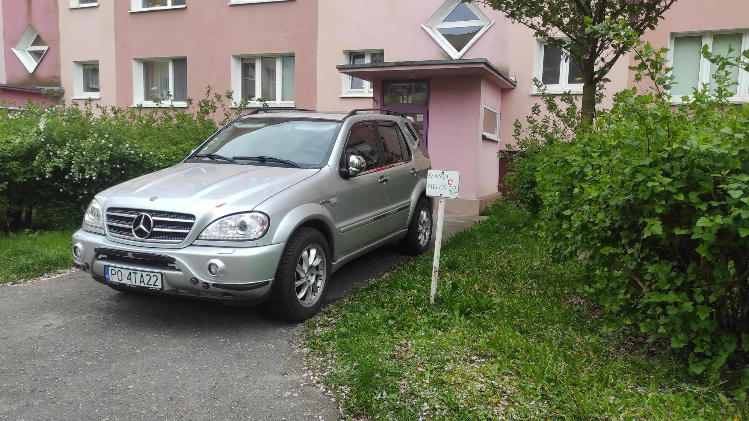 Lepiej zaparkować się nie dało. Obok wolne niejsca