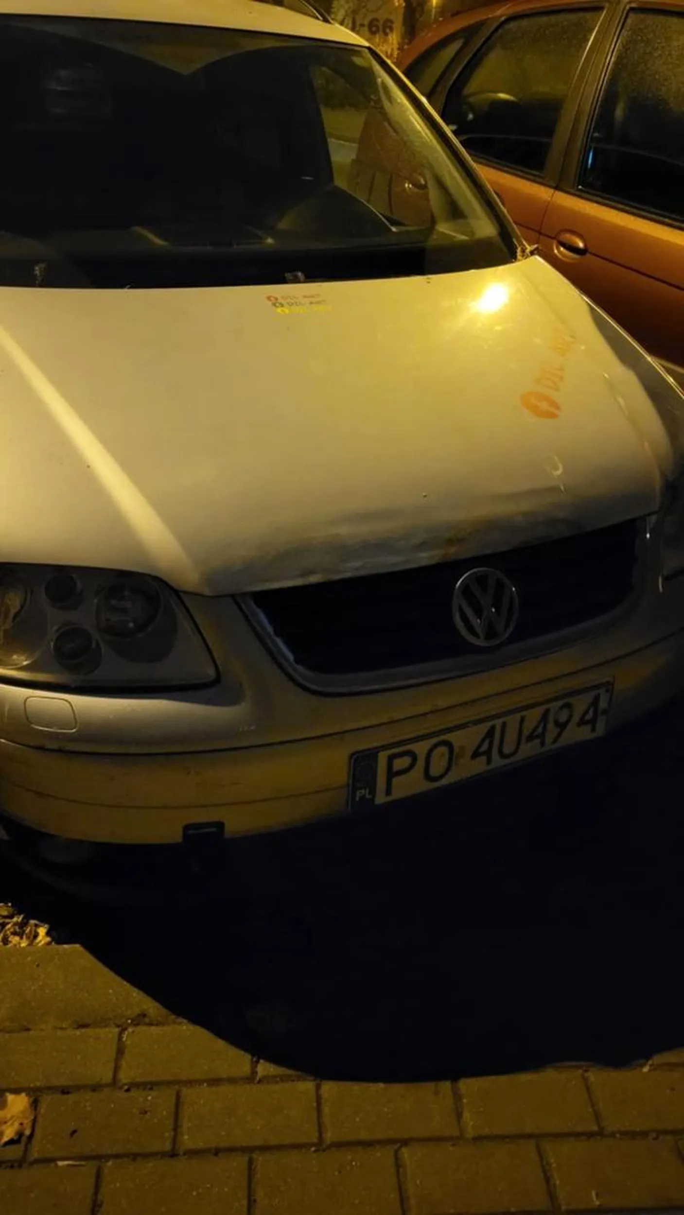 Super parkowanie na grubość żyletki. Trzeba wsiadać od pasażera bo pan z dildo artu parkuje swoim powozem.