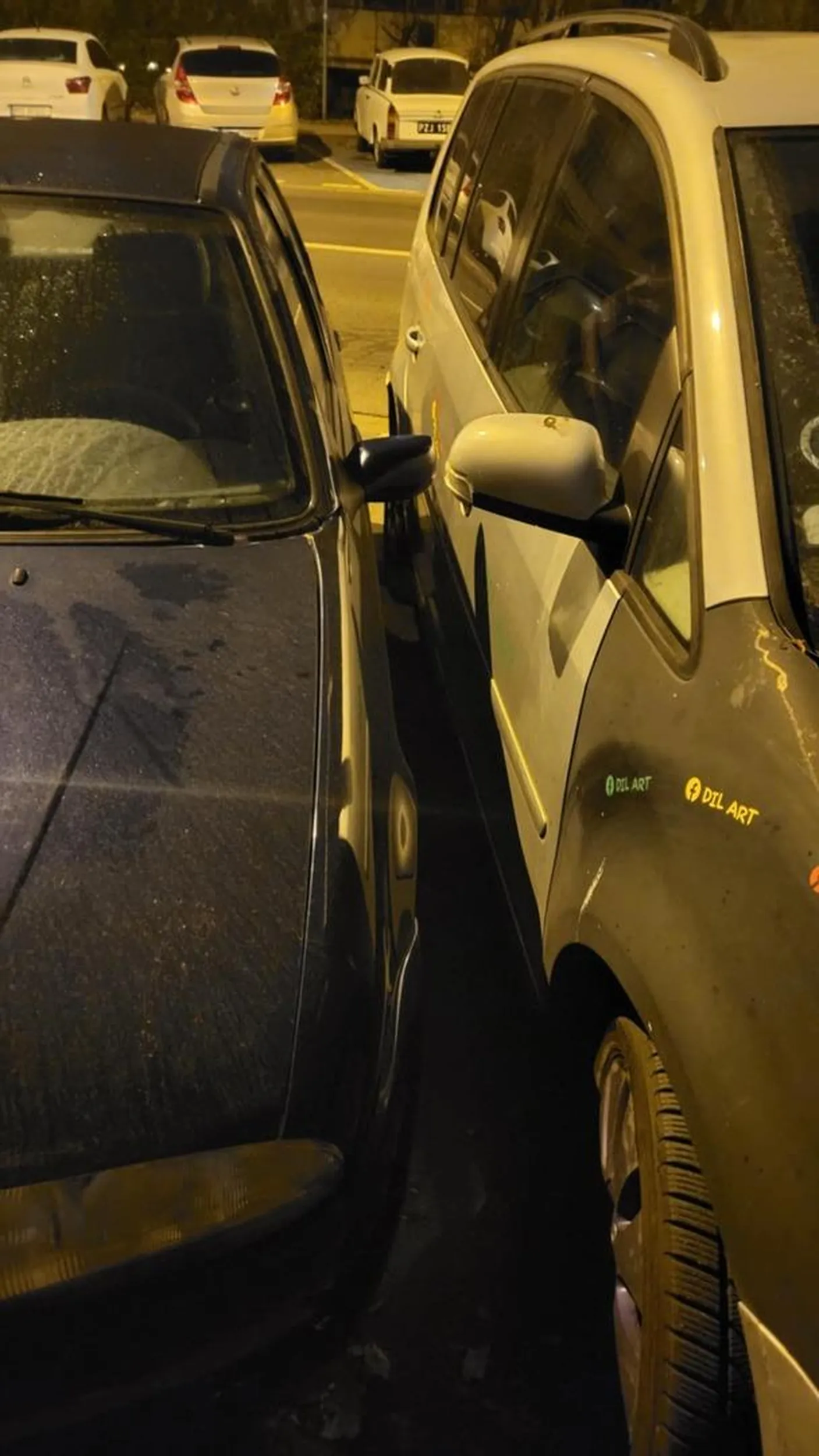 Super parkowanie na grubość żyletki. Trzeba wsiadać od pasażera bo pan z dildo artu parkuje swoim powozem.