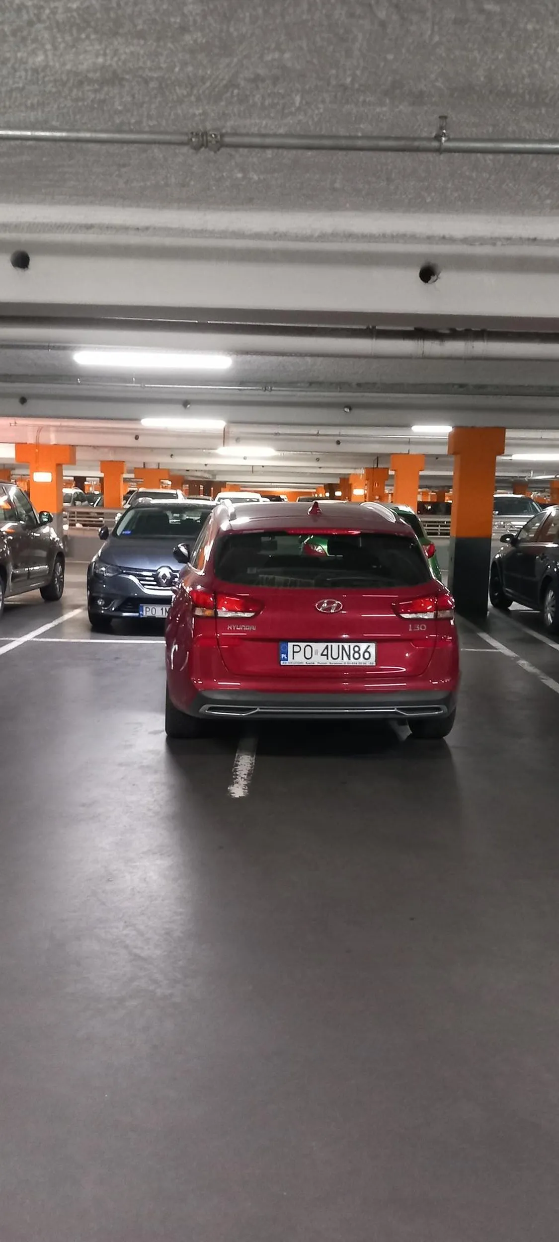 parking w kingcross pełny ale dla tego pana zaparkowanie na jednym miejscu to widocznie problem