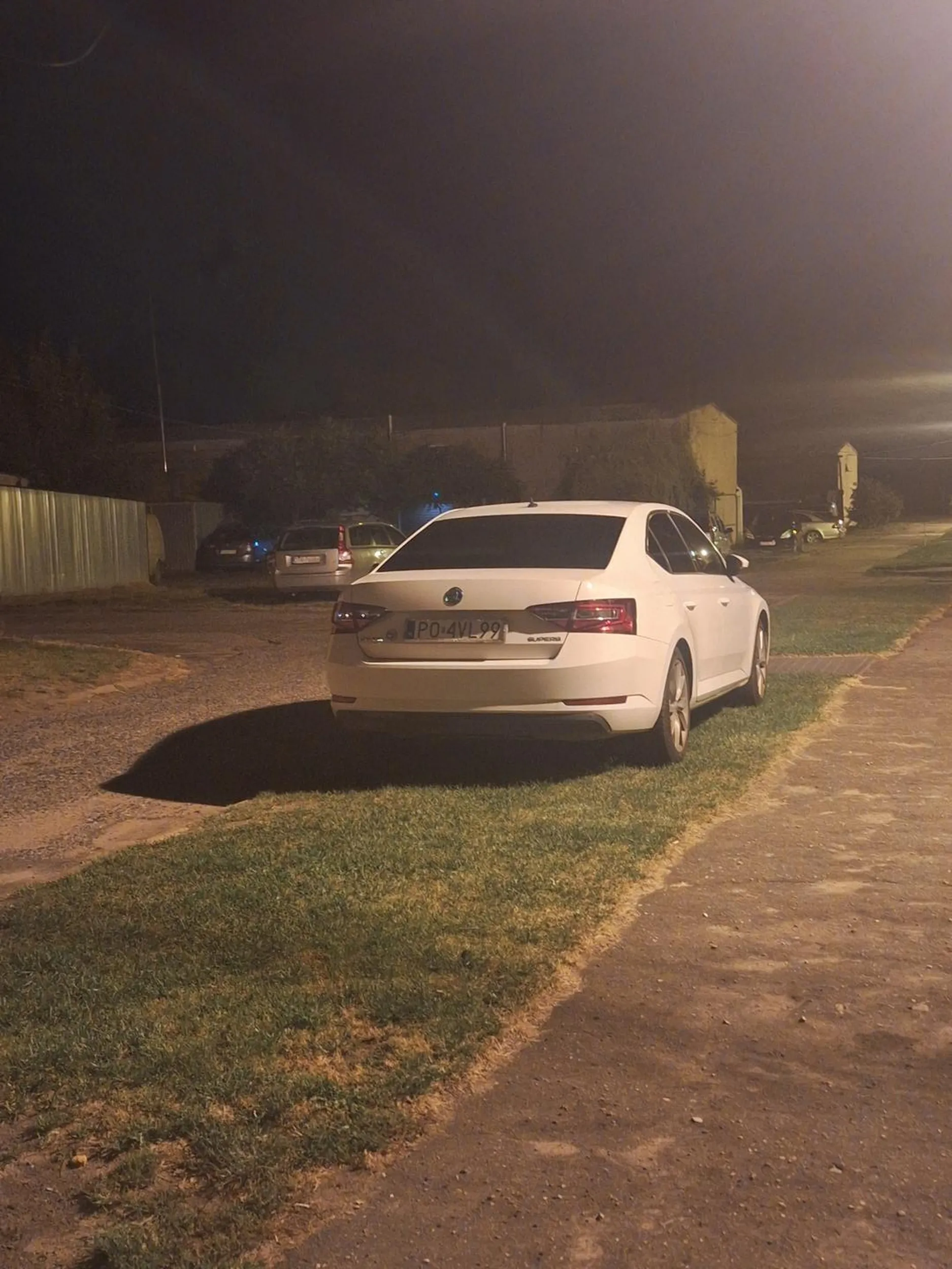 pani w białej skodzie superb już któryś raz z rzędu parkuje na trawniku, potem się dziwić że trawa nie rośnie