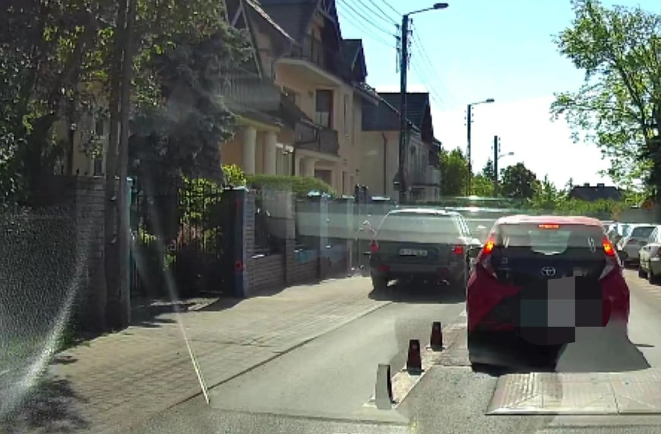 Prawie przejechał dzis na chodniku pracującego płytkarza robiącego płot