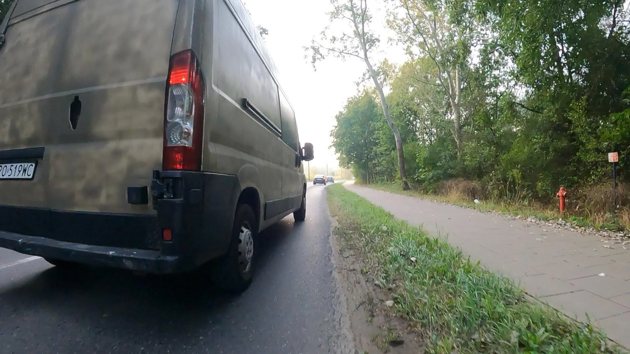Bandyta w usyfionym dostawczaku celowo wyprzedza na centymetry rowerzystkę spychając ją. Celowe ryzykowanie potrąceniem i stworzenie zagrożenia na drodze.